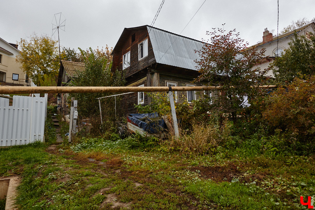 После знакомства с улицами Владимира, расположенными на дне так называемой Лохани, приглашаем прогуляться по ее склонам. Именно в этой части находятся, пожалуй, самые крутые улицы бывшей Гончарной слободы. Причем таковыми они являются не только из-за ландшафта, но также исходя из стоимости объектов, которые выросли там за последние годы.