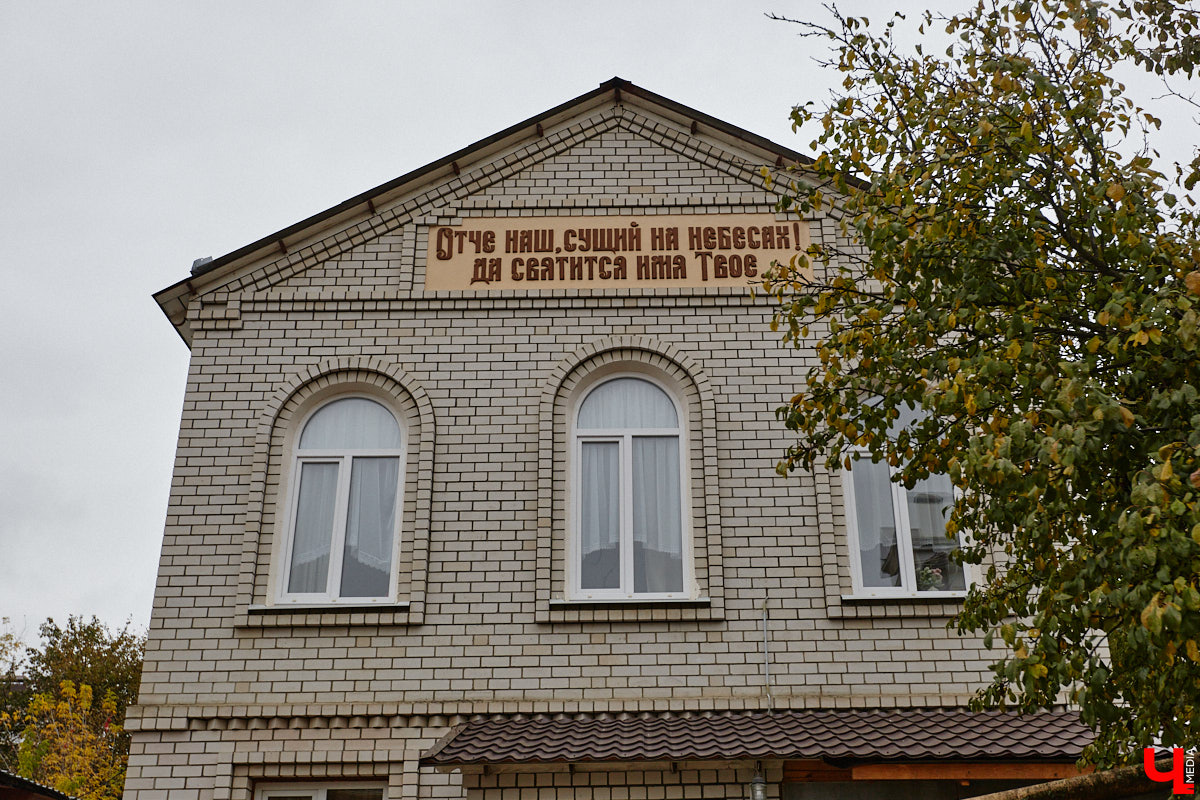 После знакомства с улицами Владимира, расположенными на дне так называемой Лохани, приглашаем прогуляться по ее склонам. Именно в этой части находятся, пожалуй, самые крутые улицы бывшей Гончарной слободы. Причем таковыми они являются не только из-за ландшафта, но также исходя из стоимости объектов, которые выросли там за последние годы.