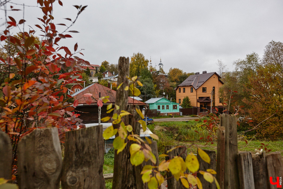 После знакомства с улицами Владимира, расположенными на дне так называемой Лохани, приглашаем прогуляться по ее склонам. Именно в этой части находятся, пожалуй, самые крутые улицы бывшей Гончарной слободы. Причем таковыми они являются не только из-за ландшафта, но также исходя из стоимости объектов, которые выросли там за последние годы.