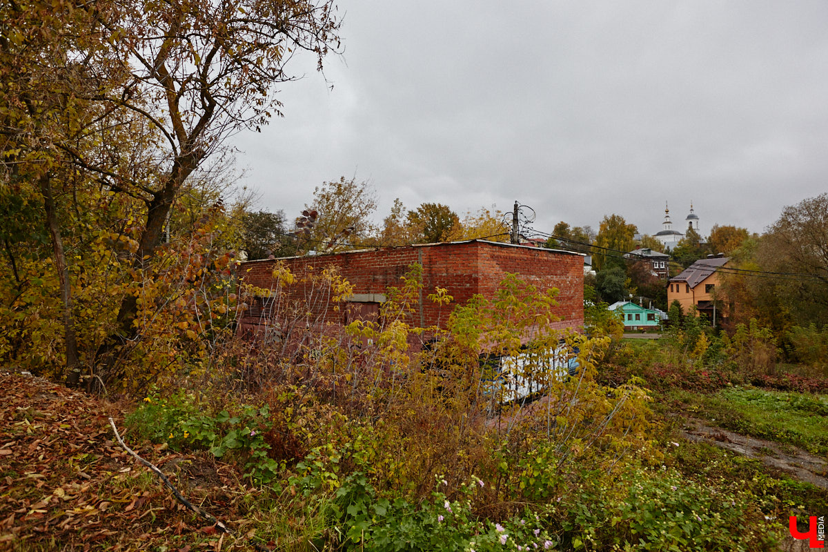 После знакомства с улицами Владимира, расположенными на дне так называемой Лохани, приглашаем прогуляться по ее склонам. Именно в этой части находятся, пожалуй, самые крутые улицы бывшей Гончарной слободы. Причем таковыми они являются не только из-за ландшафта, но также исходя из стоимости объектов, которые выросли там за последние годы.