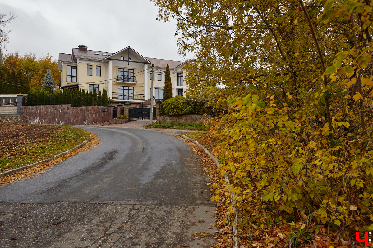 После знакомства с улицами Владимира, расположенными на дне так называемой Лохани, приглашаем прогуляться по ее склонам. Именно в этой части находятся, пожалуй, самые крутые улицы бывшей Гончарной слободы. Причем таковыми они являются не только из-за ландшафта, но также исходя из стоимости объектов, которые выросли там за последние годы.