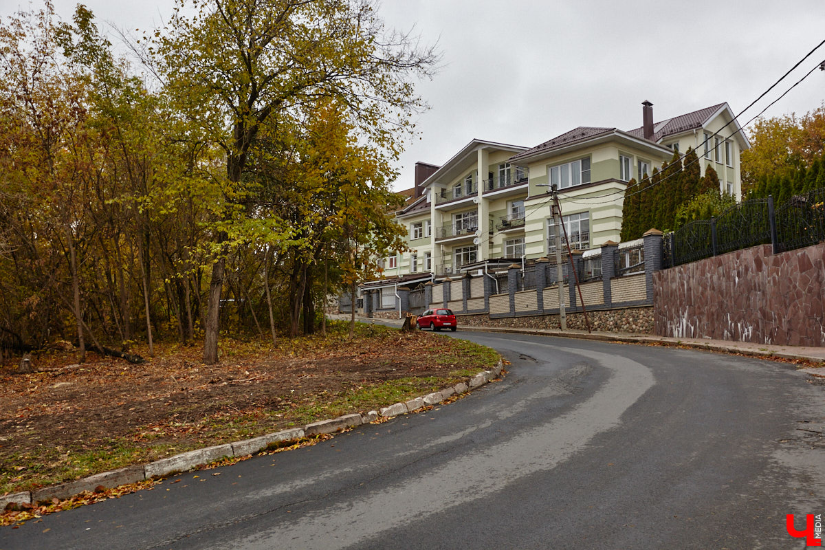 После знакомства с улицами Владимира, расположенными на дне так называемой Лохани, приглашаем прогуляться по ее склонам. Именно в этой части находятся, пожалуй, самые крутые улицы бывшей Гончарной слободы. Причем таковыми они являются не только из-за ландшафта, но также исходя из стоимости объектов, которые выросли там за последние годы.