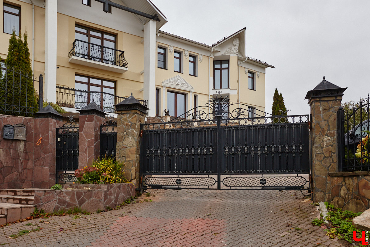 После знакомства с улицами Владимира, расположенными на дне так называемой Лохани, приглашаем прогуляться по ее склонам. Именно в этой части находятся, пожалуй, самые крутые улицы бывшей Гончарной слободы. Причем таковыми они являются не только из-за ландшафта, но также исходя из стоимости объектов, которые выросли там за последние годы.