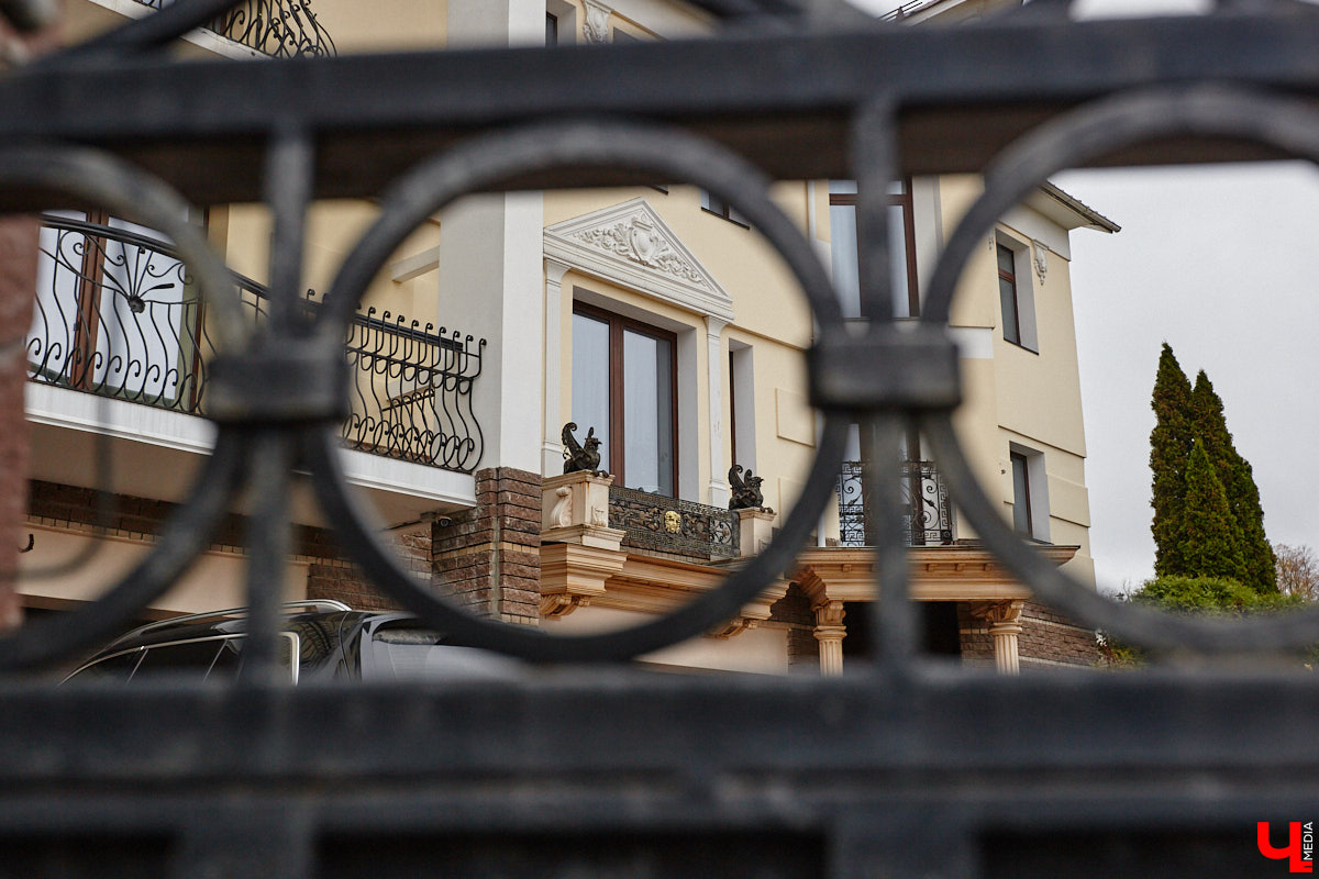 После знакомства с улицами Владимира, расположенными на дне так называемой Лохани, приглашаем прогуляться по ее склонам. Именно в этой части находятся, пожалуй, самые крутые улицы бывшей Гончарной слободы. Причем таковыми они являются не только из-за ландшафта, но также исходя из стоимости объектов, которые выросли там за последние годы.