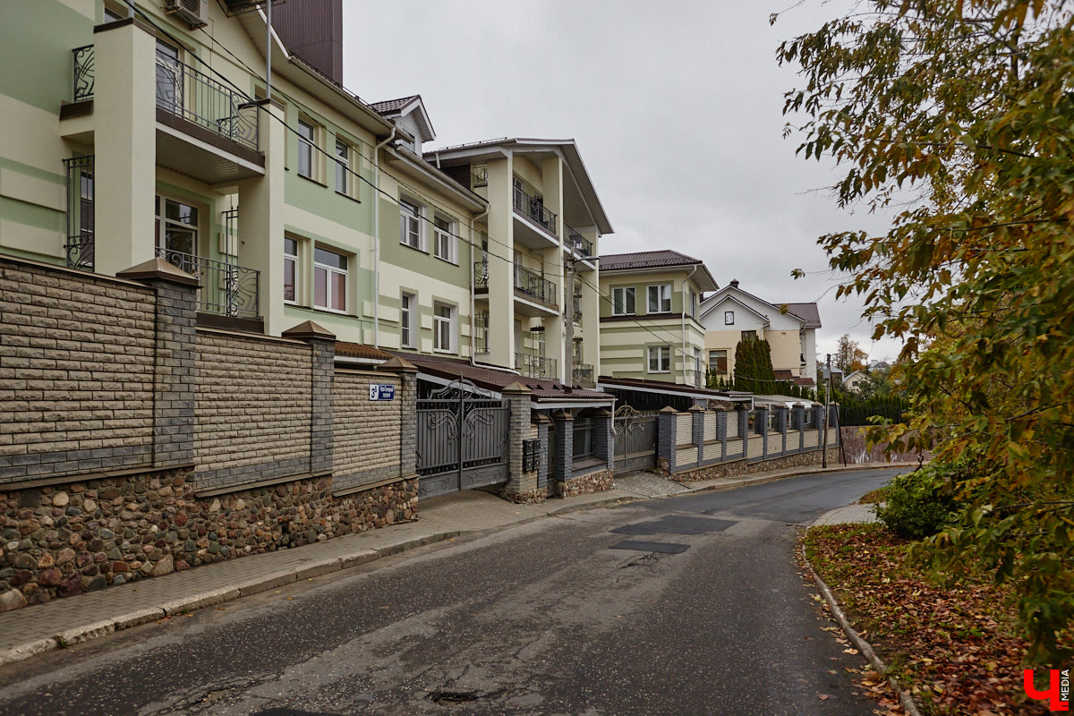 После знакомства с улицами Владимира, расположенными на дне так называемой Лохани, приглашаем прогуляться по ее склонам. Именно в этой части находятся, пожалуй, самые крутые улицы бывшей Гончарной слободы. Причем таковыми они являются не только из-за ландшафта, но также исходя из стоимости объектов, которые выросли там за последние годы.