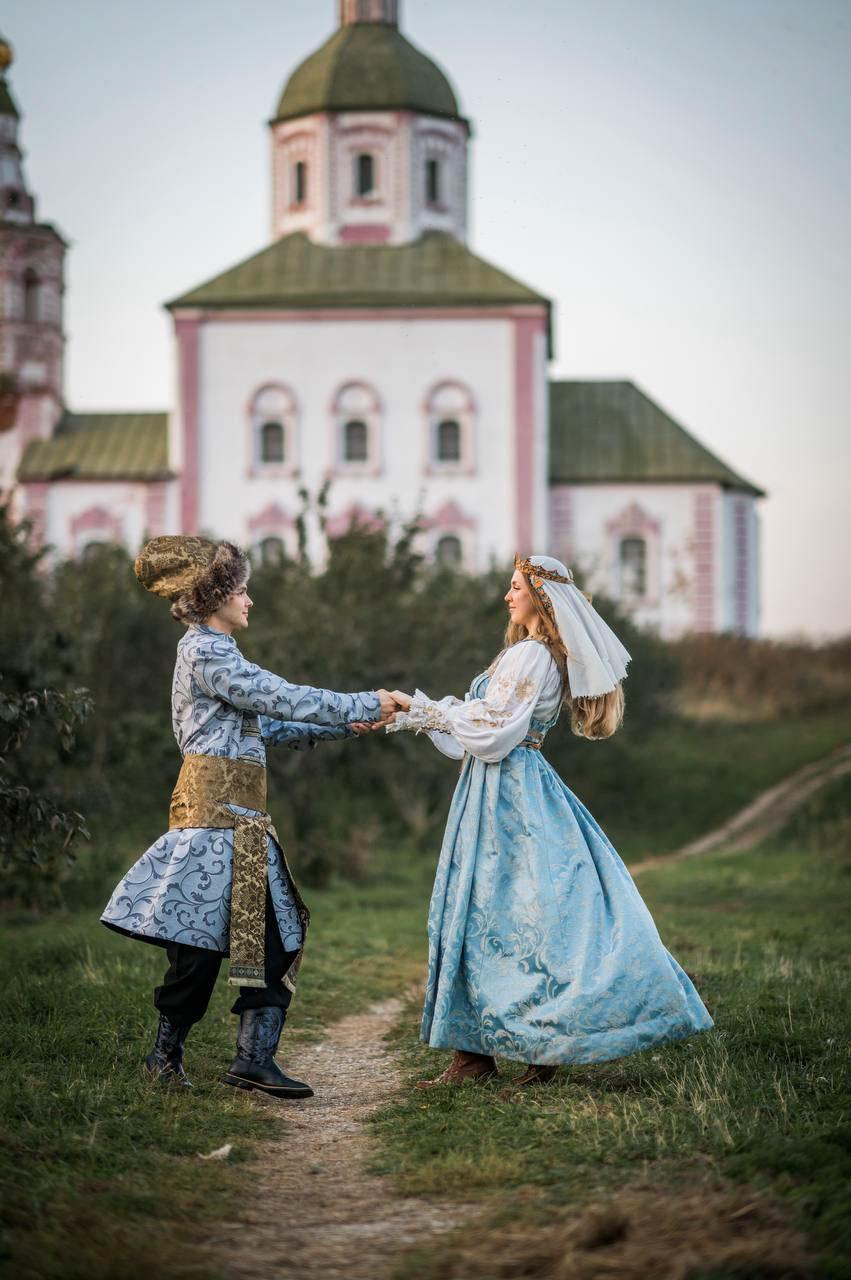 В День семьи, любви и верности молодожены со всей страны спешат в Муром, чтобы скрепить свой союз. Но вовсе не город на берегу Оки может считаться свадебной столицей Владимирской области. Куда больше желающих заключить брак в древнем Суздале. Только за последние два года в музее под открытым небом расписались жители 82 регионов страны. Лучше показатели только у Санкт-Петербурга.