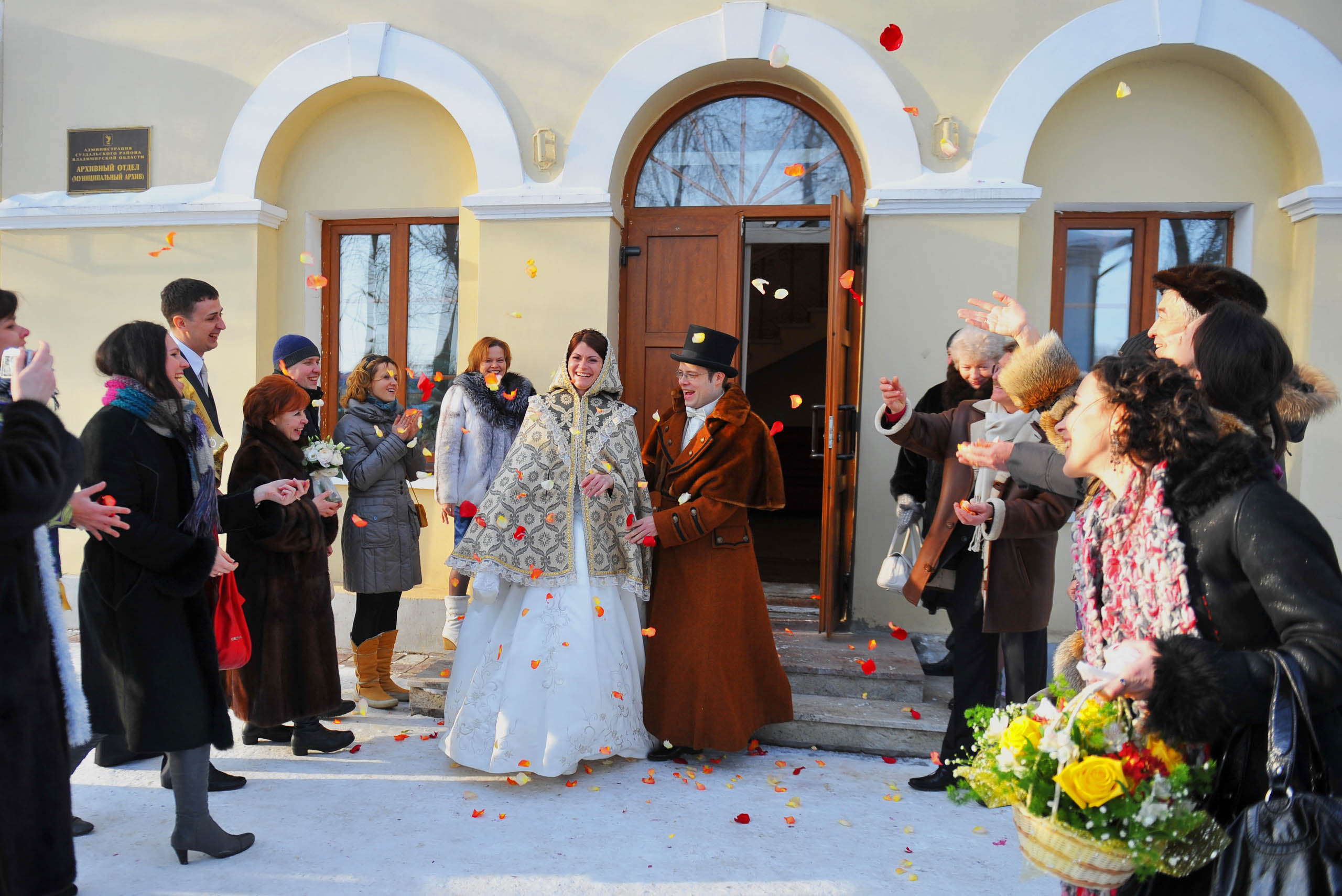 В День семьи, любви и верности молодожены со всей страны спешат в Муром, чтобы скрепить свой союз. Но вовсе не город на берегу Оки может считаться свадебной столицей Владимирской области. Куда больше желающих заключить брак в древнем Суздале. Только за последние два года в музее под открытым небом расписались жители 82 регионов страны. Лучше показатели только у Санкт-Петербурга.