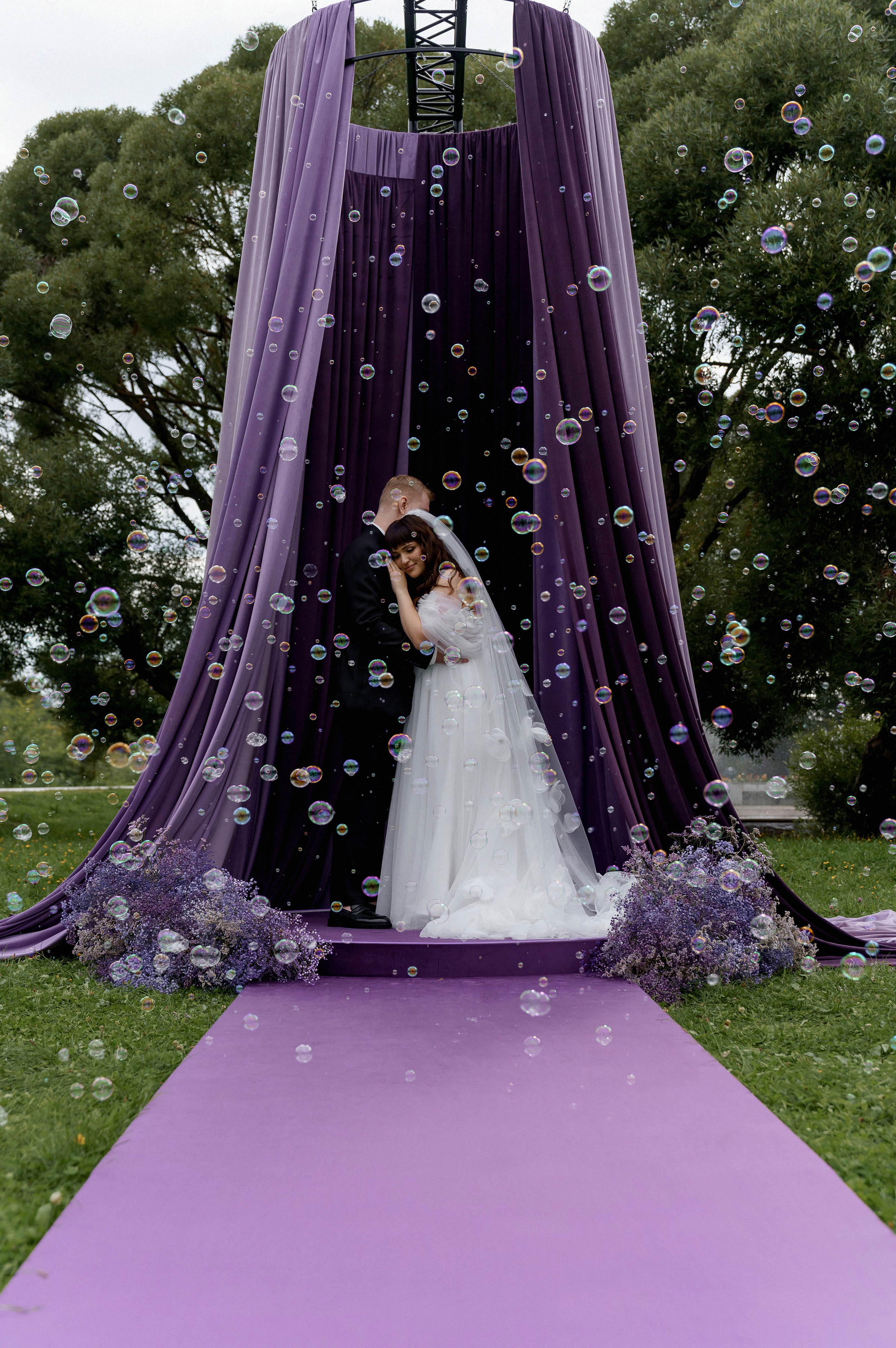 В День семьи, любви и верности молодожены со всей страны спешат в Муром, чтобы скрепить свой союз. Но вовсе не город на берегу Оки может считаться свадебной столицей Владимирской области. Куда больше желающих заключить брак в древнем Суздале. Только за последние два года в музее под открытым небом расписались жители 82 регионов страны. Лучше показатели только у Санкт-Петербурга.