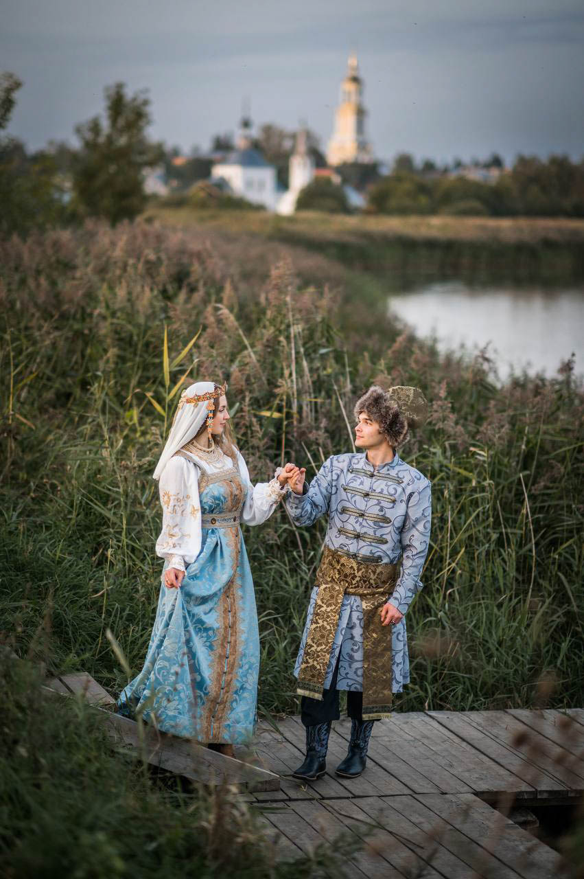 В День семьи, любви и верности молодожены со всей страны спешат в Муром, чтобы скрепить свой союз. Но вовсе не город на берегу Оки может считаться свадебной столицей Владимирской области. Куда больше желающих заключить брак в древнем Суздале. Только за последние два года в музее под открытым небом расписались жители 82 регионов страны. Лучше показатели только у Санкт-Петербурга.