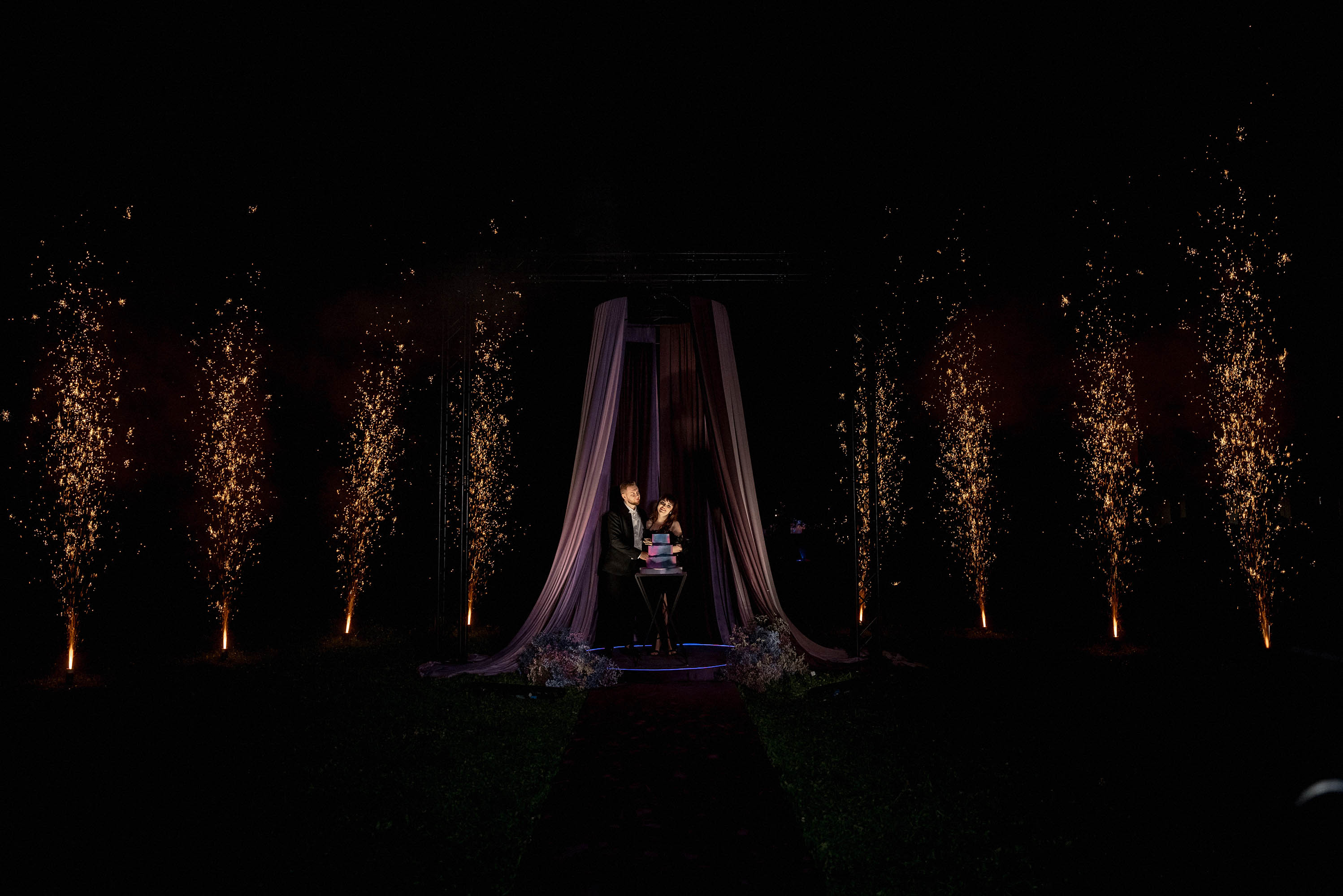 В День семьи, любви и верности молодожены со всей страны спешат в Муром, чтобы скрепить свой союз. Но вовсе не город на берегу Оки может считаться свадебной столицей Владимирской области. Куда больше желающих заключить брак в древнем Суздале. Только за последние два года в музее под открытым небом расписались жители 82 регионов страны. Лучше показатели только у Санкт-Петербурга.