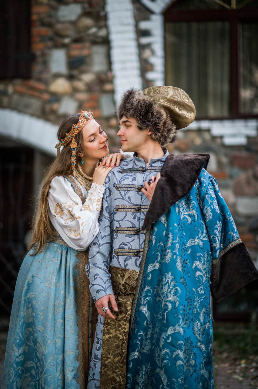 В День семьи, любви и верности молодожены со всей страны спешат в Муром, чтобы скрепить свой союз. Но вовсе не город на берегу Оки может считаться свадебной столицей Владимирской области. Куда больше желающих заключить брак в древнем Суздале. Только за последние два года в музее под открытым небом расписались жители 82 регионов страны. Лучше показатели только у Санкт-Петербурга.