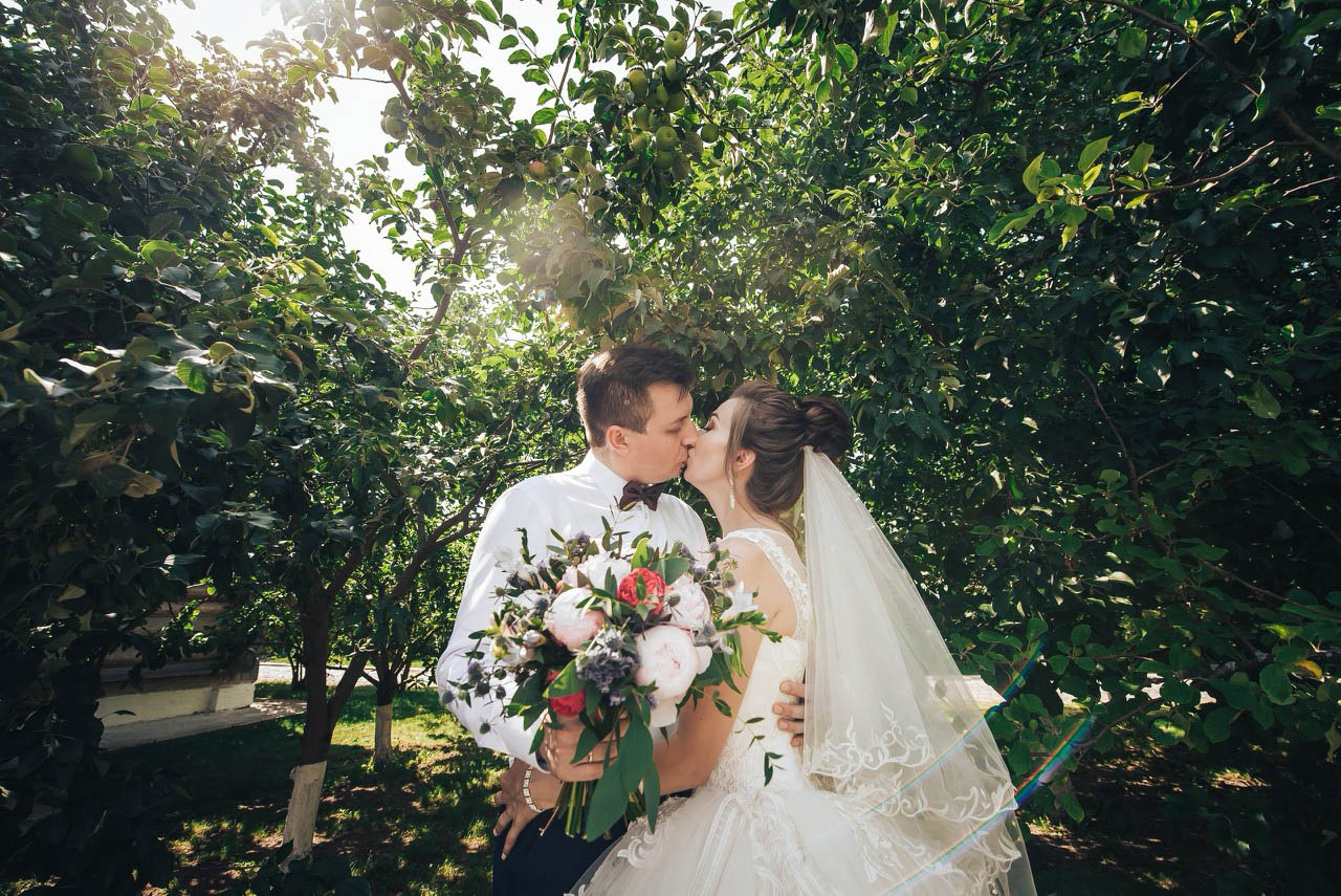 В День семьи, любви и верности молодожены со всей страны спешат в Муром, чтобы скрепить свой союз. Но вовсе не город на берегу Оки может считаться свадебной столицей Владимирской области. Куда больше желающих заключить брак в древнем Суздале. Только за последние два года в музее под открытым небом расписались жители 82 регионов страны. Лучше показатели только у Санкт-Петербурга.