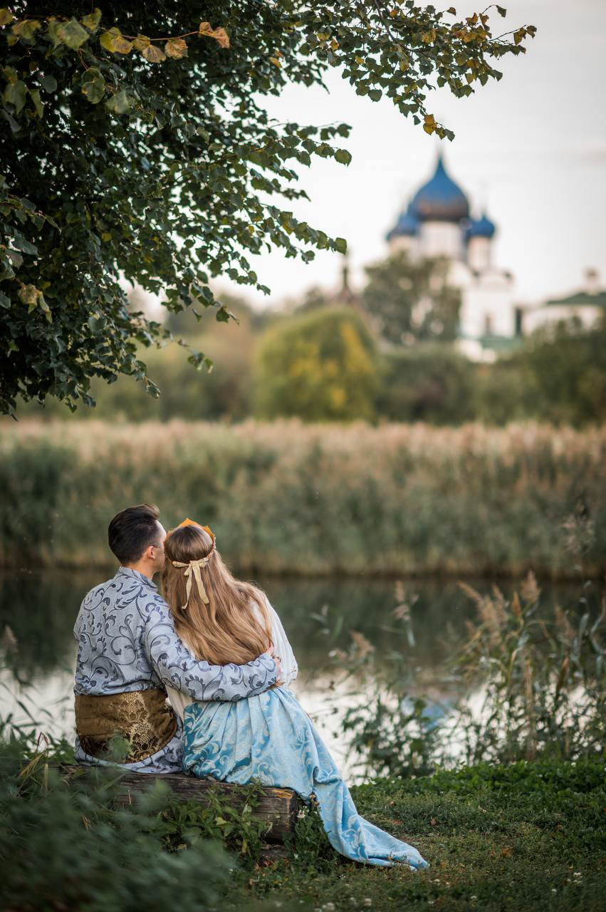 В День семьи, любви и верности молодожены со всей страны спешат в Муром, чтобы скрепить свой союз. Но вовсе не город на берегу Оки может считаться свадебной столицей Владимирской области. Куда больше желающих заключить брак в древнем Суздале. Только за последние два года в музее под открытым небом расписались жители 82 регионов страны. Лучше показатели только у Санкт-Петербурга.