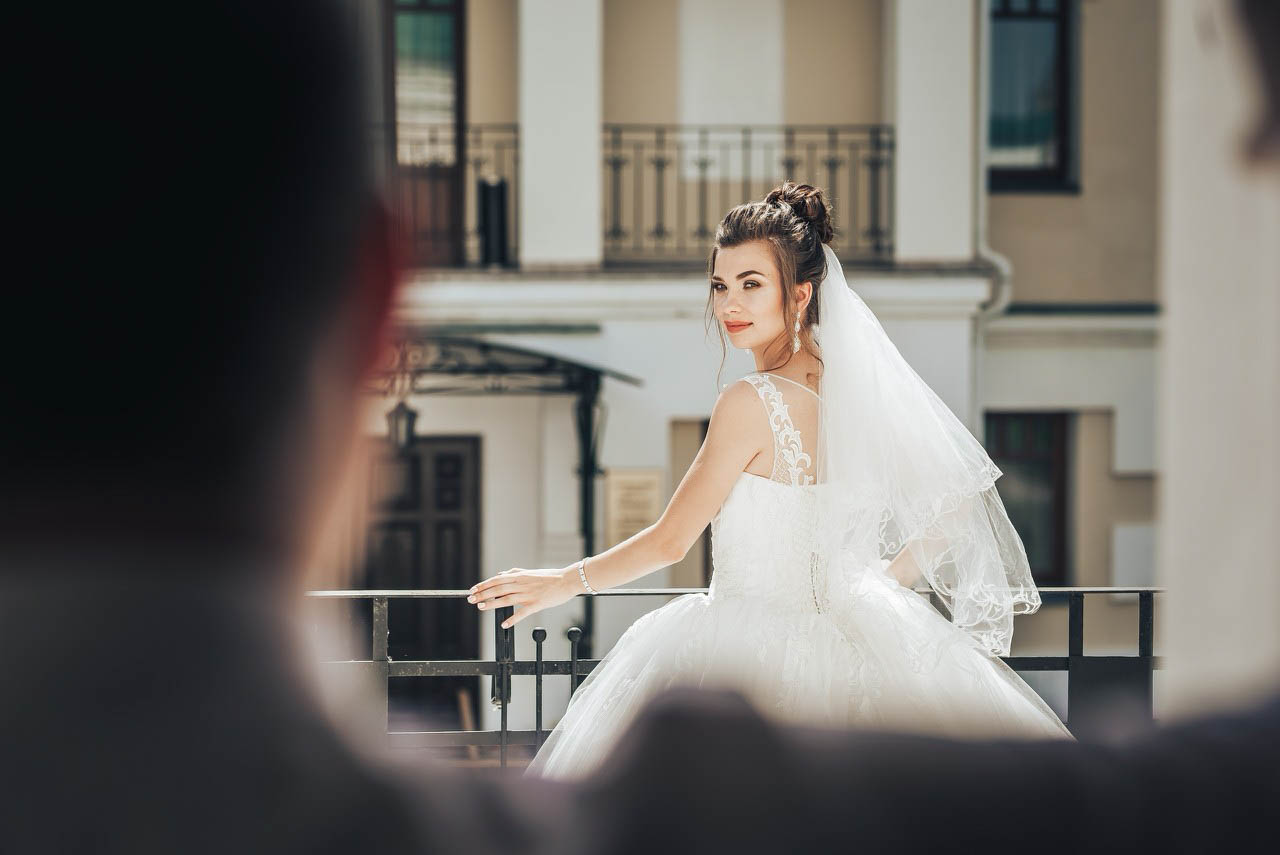 В День семьи, любви и верности молодожены со всей страны спешат в Муром, чтобы скрепить свой союз. Но вовсе не город на берегу Оки может считаться свадебной столицей Владимирской области. Куда больше желающих заключить брак в древнем Суздале. Только за последние два года в музее под открытым небом расписались жители 82 регионов страны. Лучше показатели только у Санкт-Петербурга.