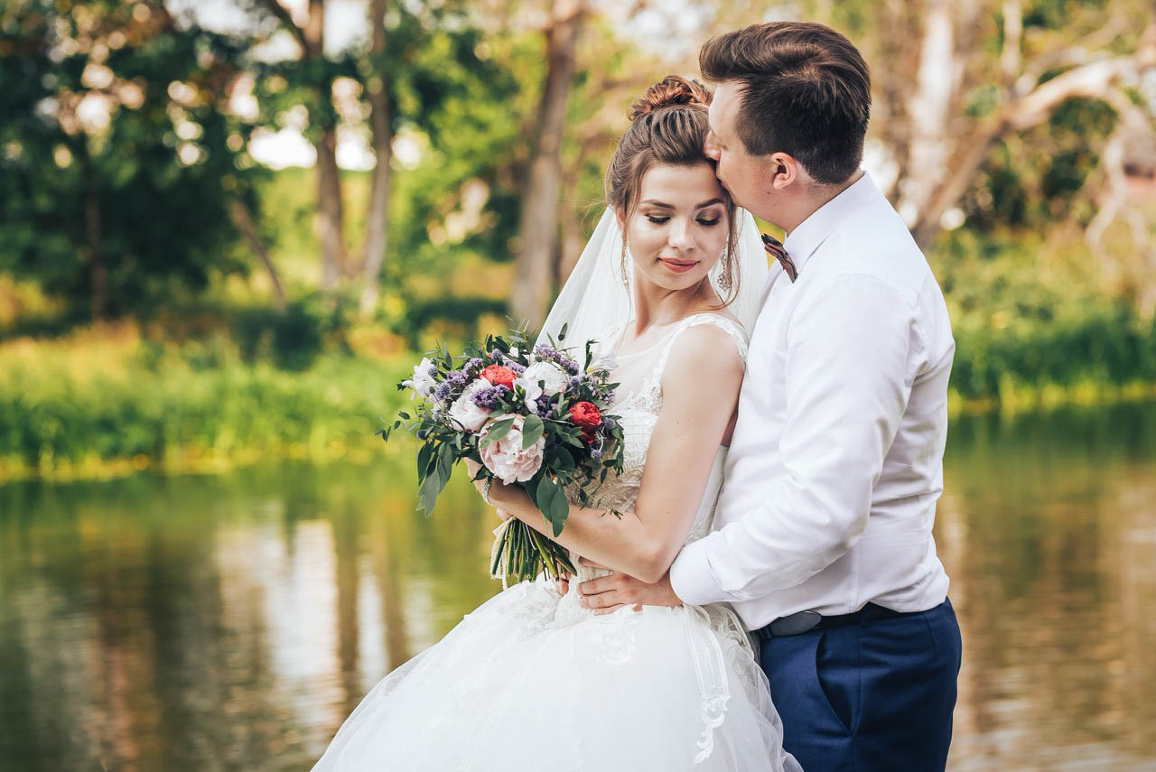 В День семьи, любви и верности молодожены со всей страны спешат в Муром, чтобы скрепить свой союз. Но вовсе не город на берегу Оки может считаться свадебной столицей Владимирской области. Куда больше желающих заключить брак в древнем Суздале. Только за последние два года в музее под открытым небом расписались жители 82 регионов страны. Лучше показатели только у Санкт-Петербурга.