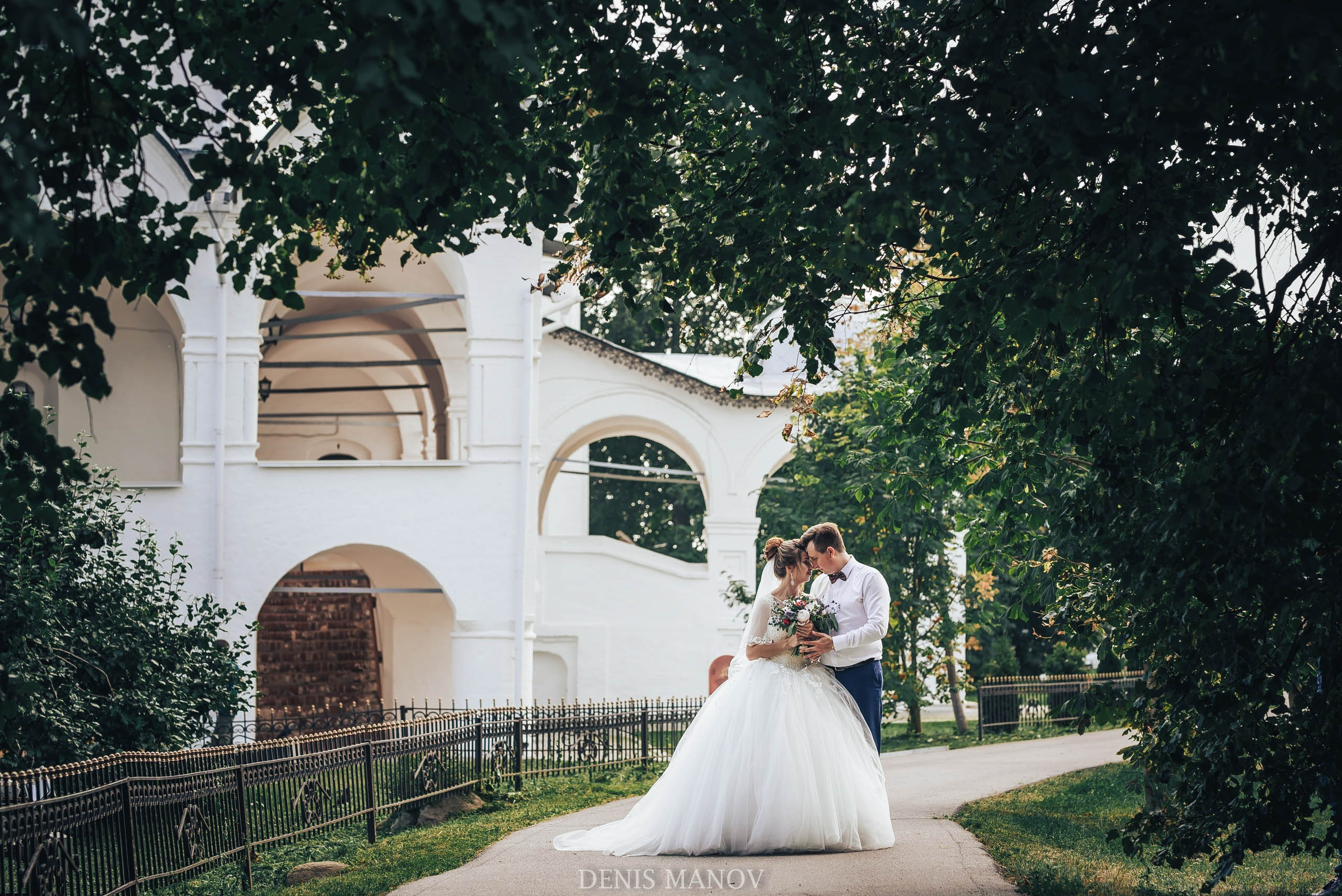В День семьи, любви и верности молодожены со всей страны спешат в Муром, чтобы скрепить свой союз. Но вовсе не город на берегу Оки может считаться свадебной столицей Владимирской области. Куда больше желающих заключить брак в древнем Суздале. Только за последние два года в музее под открытым небом расписались жители 82 регионов страны. Лучше показатели только у Санкт-Петербурга.