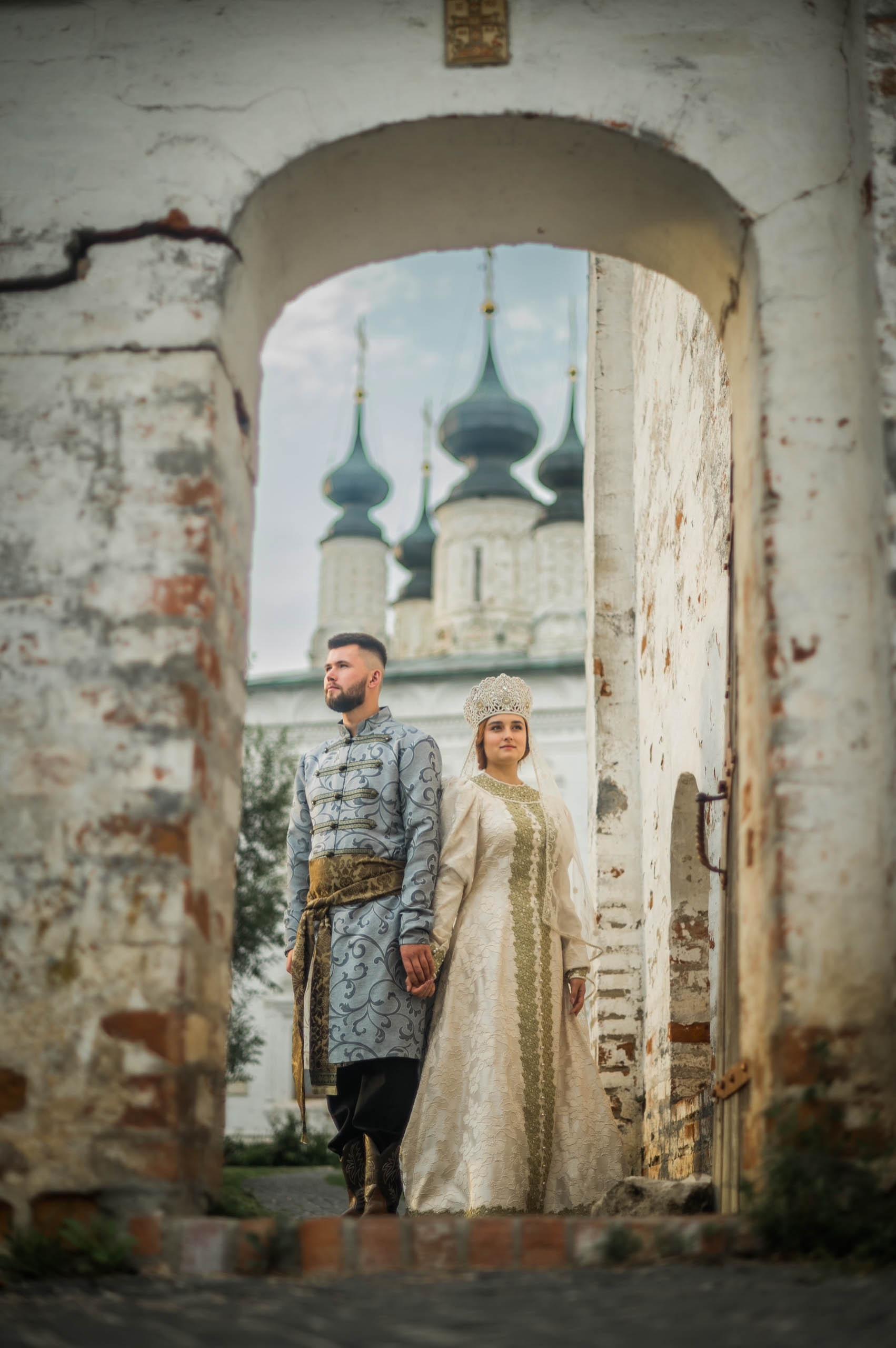 В День семьи, любви и верности молодожены со всей страны спешат в Муром, чтобы скрепить свой союз. Но вовсе не город на берегу Оки может считаться свадебной столицей Владимирской области. Куда больше желающих заключить брак в древнем Суздале. Только за последние два года в музее под открытым небом расписались жители 82 регионов страны. Лучше показатели только у Санкт-Петербурга.