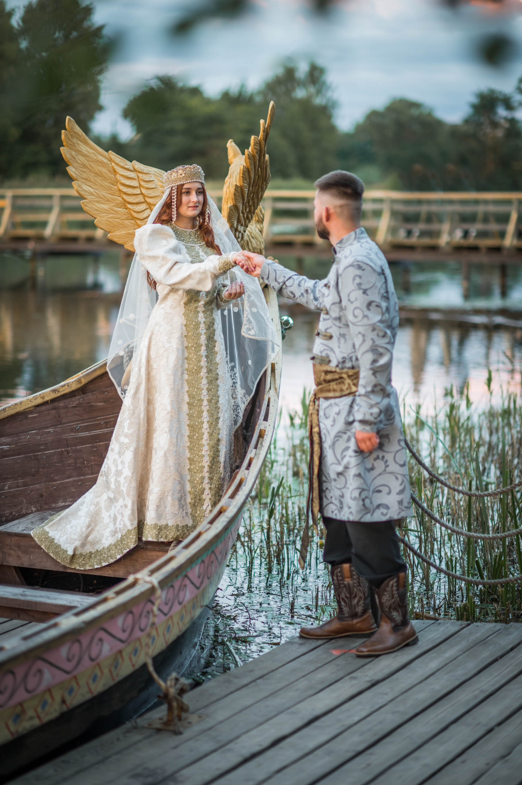 В День семьи, любви и верности молодожены со всей страны спешат в Муром, чтобы скрепить свой союз. Но вовсе не город на берегу Оки может считаться свадебной столицей Владимирской области. Куда больше желающих заключить брак в древнем Суздале. Только за последние два года в музее под открытым небом расписались жители 82 регионов страны. Лучше показатели только у Санкт-Петербурга.