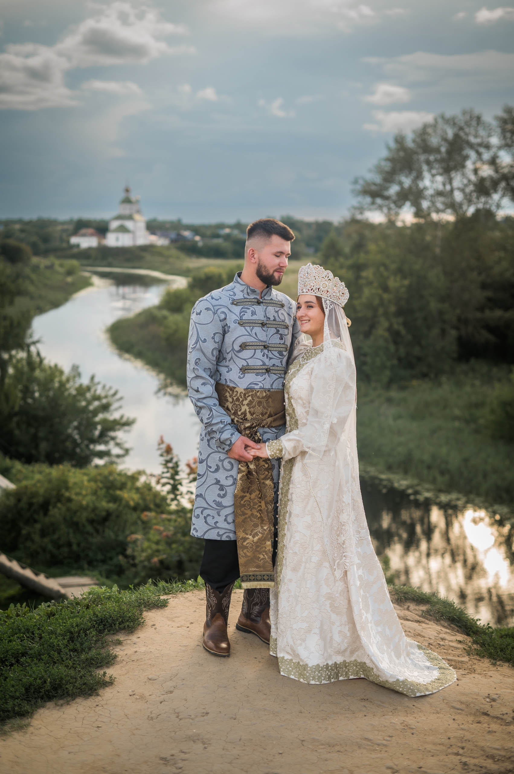 В День семьи, любви и верности молодожены со всей страны спешат в Муром, чтобы скрепить свой союз. Но вовсе не город на берегу Оки может считаться свадебной столицей Владимирской области. Куда больше желающих заключить брак в древнем Суздале. Только за последние два года в музее под открытым небом расписались жители 82 регионов страны. Лучше показатели только у Санкт-Петербурга.