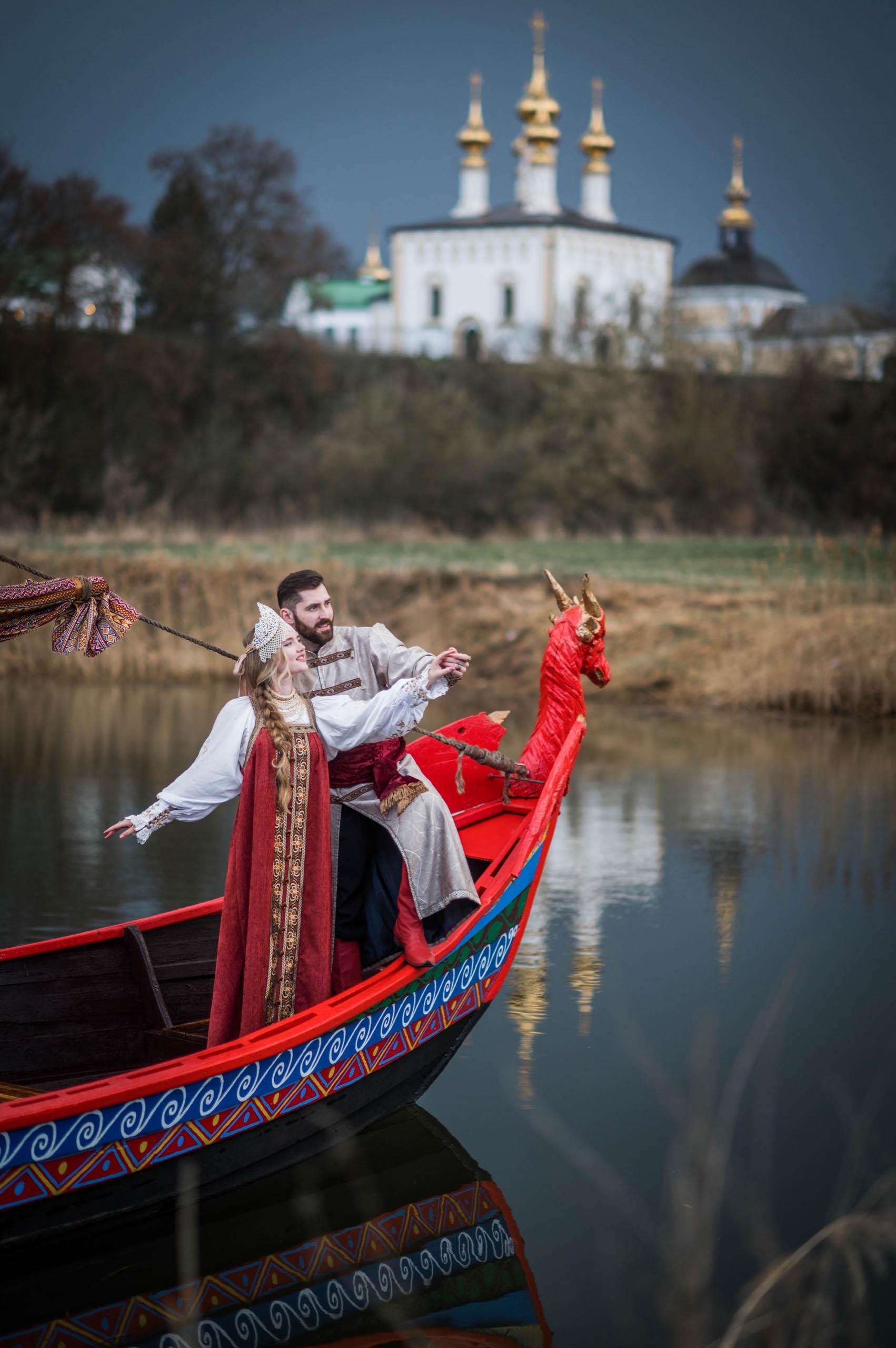 В День семьи, любви и верности молодожены со всей страны спешат в Муром, чтобы скрепить свой союз. Но вовсе не город на берегу Оки может считаться свадебной столицей Владимирской области. Куда больше желающих заключить брак в древнем Суздале. Только за последние два года в музее под открытым небом расписались жители 82 регионов страны. Лучше показатели только у Санкт-Петербурга.