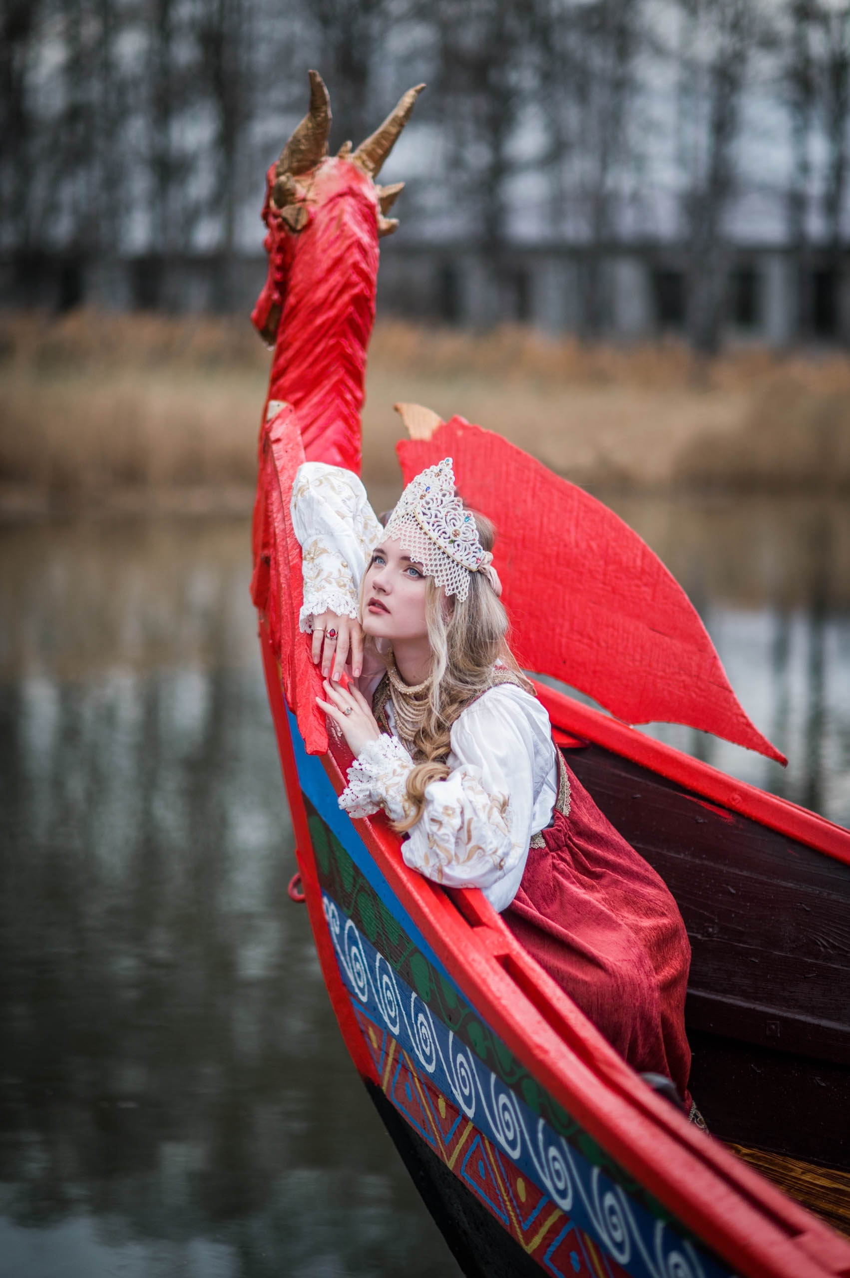 В День семьи, любви и верности молодожены со всей страны спешат в Муром, чтобы скрепить свой союз. Но вовсе не город на берегу Оки может считаться свадебной столицей Владимирской области. Куда больше желающих заключить брак в древнем Суздале. Только за последние два года в музее под открытым небом расписались жители 82 регионов страны. Лучше показатели только у Санкт-Петербурга.