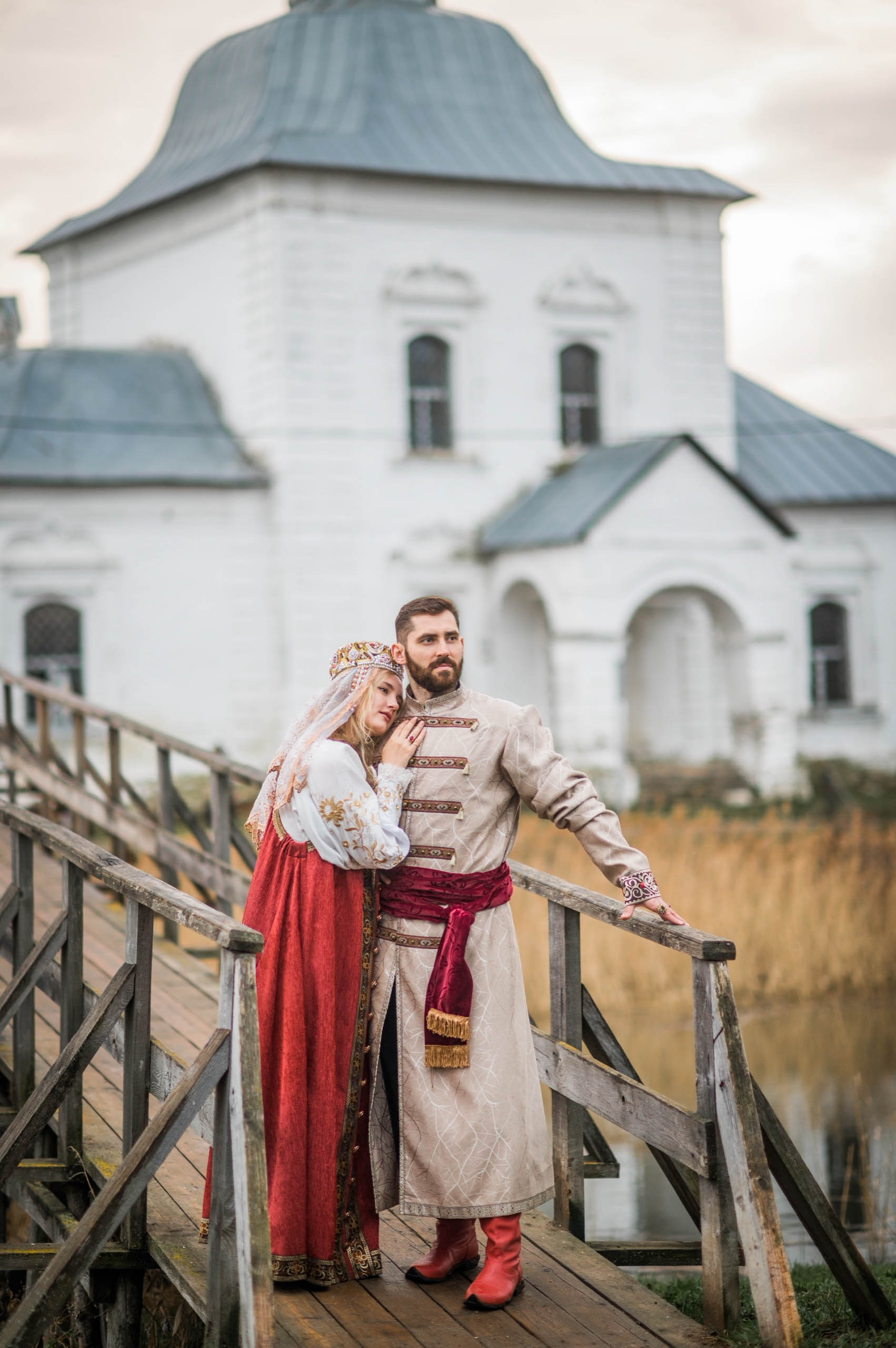 В День семьи, любви и верности молодожены со всей страны спешат в Муром, чтобы скрепить свой союз. Но вовсе не город на берегу Оки может считаться свадебной столицей Владимирской области. Куда больше желающих заключить брак в древнем Суздале. Только за последние два года в музее под открытым небом расписались жители 82 регионов страны. Лучше показатели только у Санкт-Петербурга.