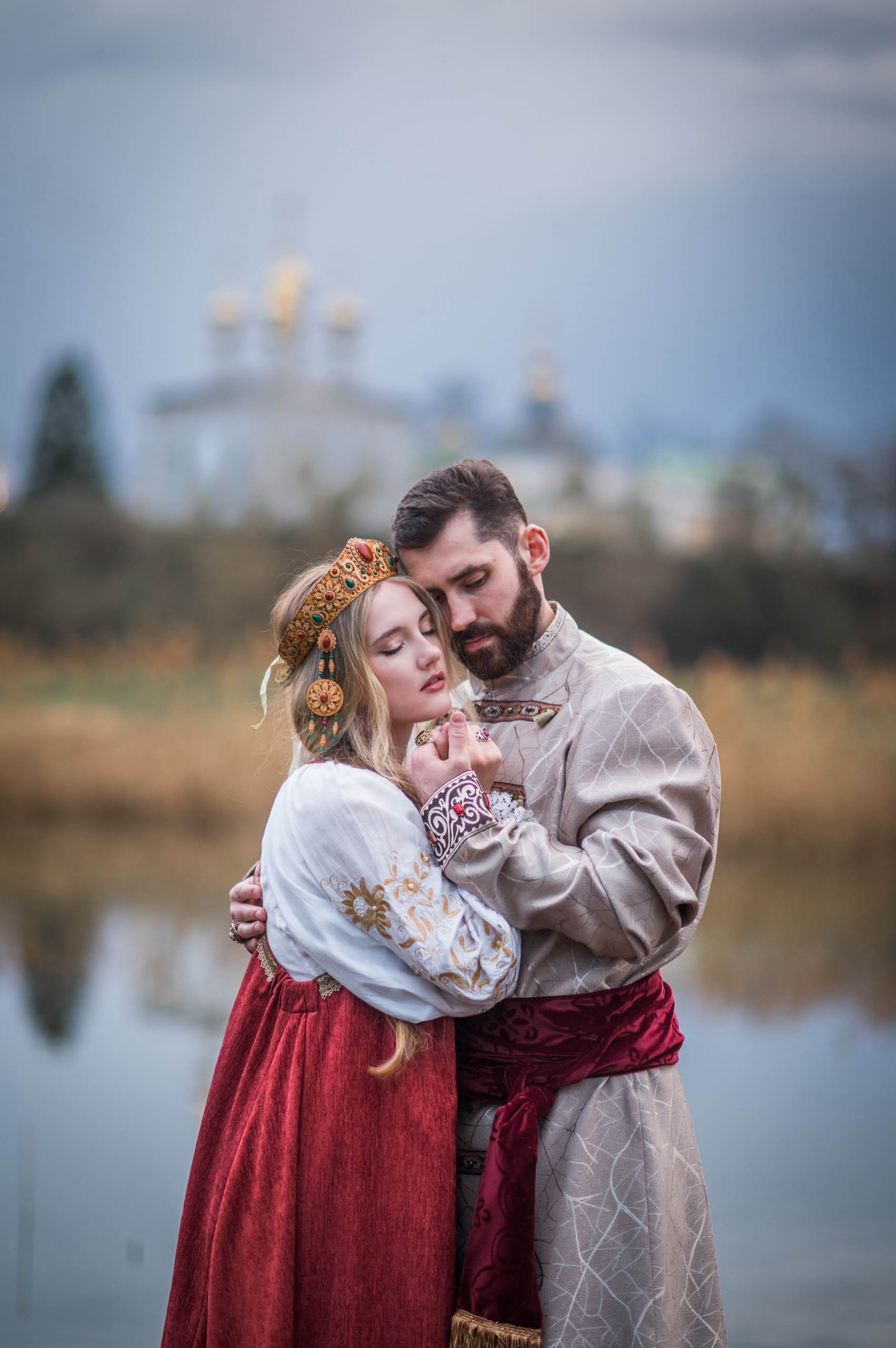 В День семьи, любви и верности молодожены со всей страны спешат в Муром, чтобы скрепить свой союз. Но вовсе не город на берегу Оки может считаться свадебной столицей Владимирской области. Куда больше желающих заключить брак в древнем Суздале. Только за последние два года в музее под открытым небом расписались жители 82 регионов страны. Лучше показатели только у Санкт-Петербурга.