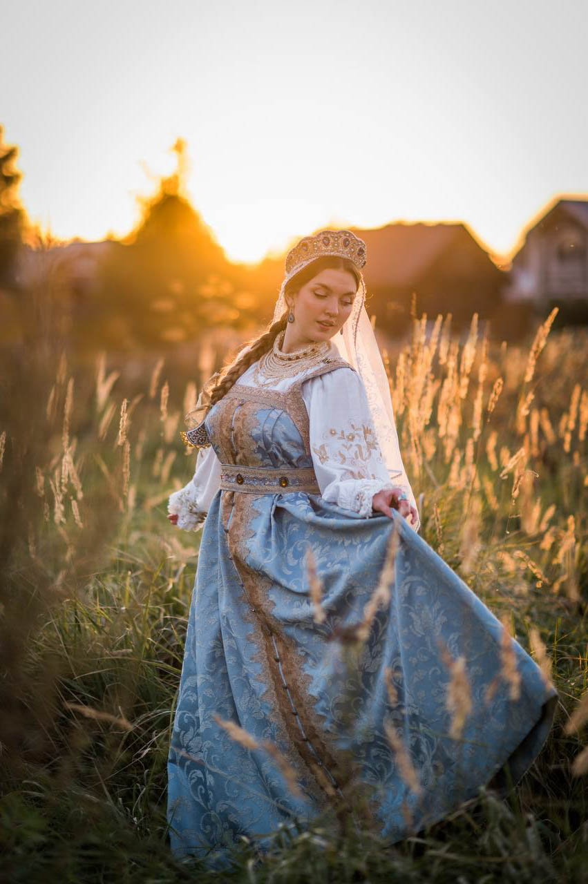 В День семьи, любви и верности молодожены со всей страны спешат в Муром, чтобы скрепить свой союз. Но вовсе не город на берегу Оки может считаться свадебной столицей Владимирской области. Куда больше желающих заключить брак в древнем Суздале. Только за последние два года в музее под открытым небом расписались жители 82 регионов страны. Лучше показатели только у Санкт-Петербурга.