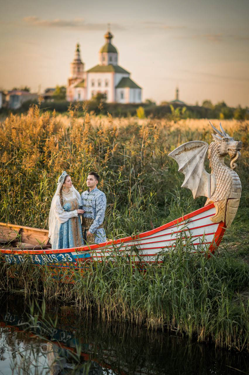 В День семьи, любви и верности молодожены со всей страны спешат в Муром, чтобы скрепить свой союз. Но вовсе не город на берегу Оки может считаться свадебной столицей Владимирской области. Куда больше желающих заключить брак в древнем Суздале. Только за последние два года в музее под открытым небом расписались жители 82 регионов страны. Лучше показатели только у Санкт-Петербурга.