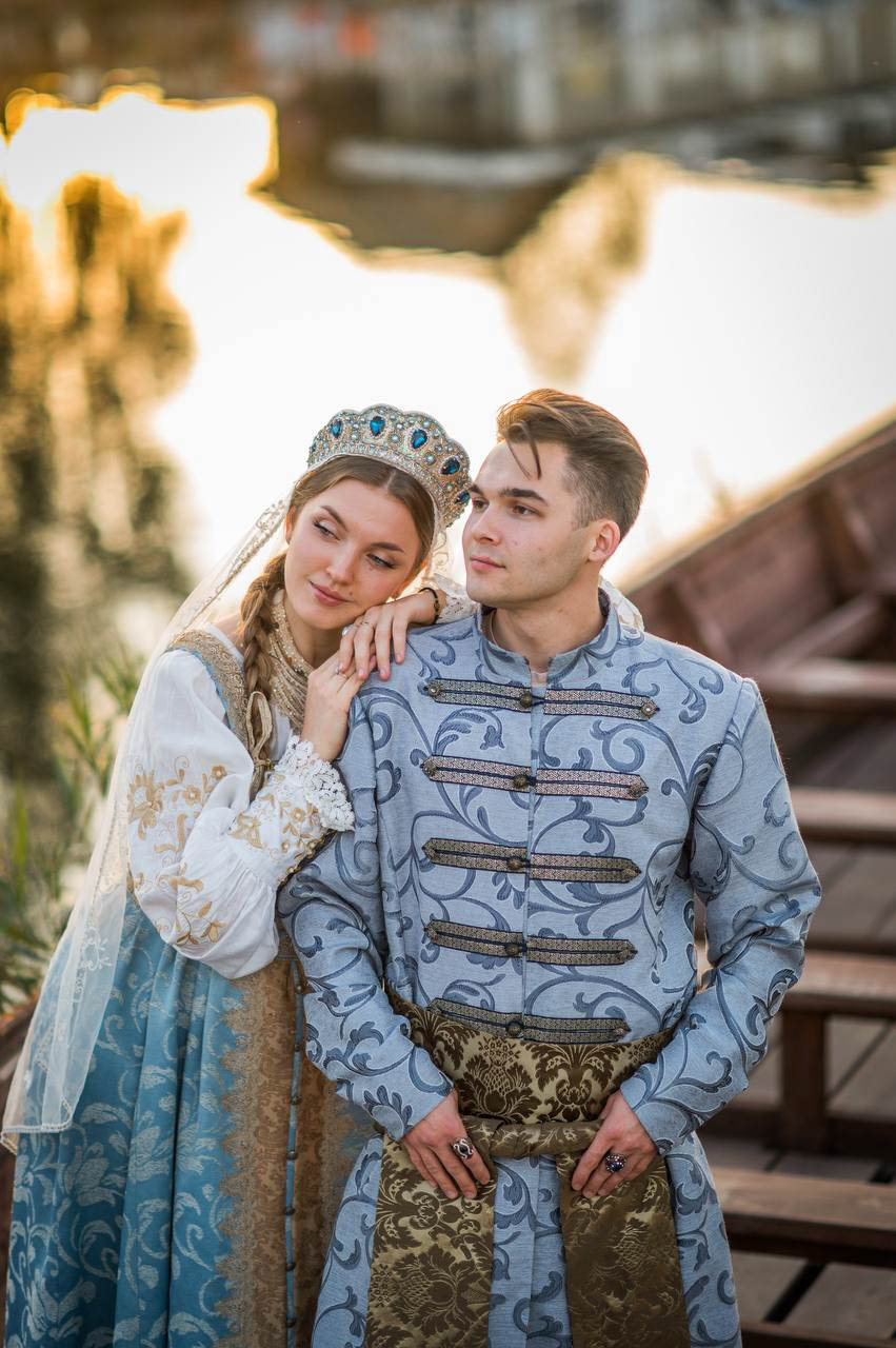 В День семьи, любви и верности молодожены со всей страны спешат в Муром, чтобы скрепить свой союз. Но вовсе не город на берегу Оки может считаться свадебной столицей Владимирской области. Куда больше желающих заключить брак в древнем Суздале. Только за последние два года в музее под открытым небом расписались жители 82 регионов страны. Лучше показатели только у Санкт-Петербурга.