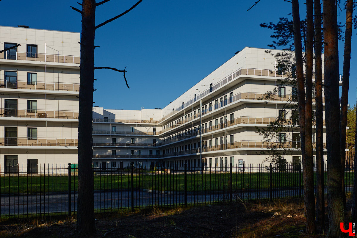 Появление второго аквапарка в регионе — хорошая новость, верно? Смущает только опыт с первым, строили его порядка 13 лет. И ведь таких объектов, которые не спешат вводить в эксплуатацию, полно. «Ключ-Медиа» решил вспомнить несколько самых ярких долгостроев: как новых, так и с историей.