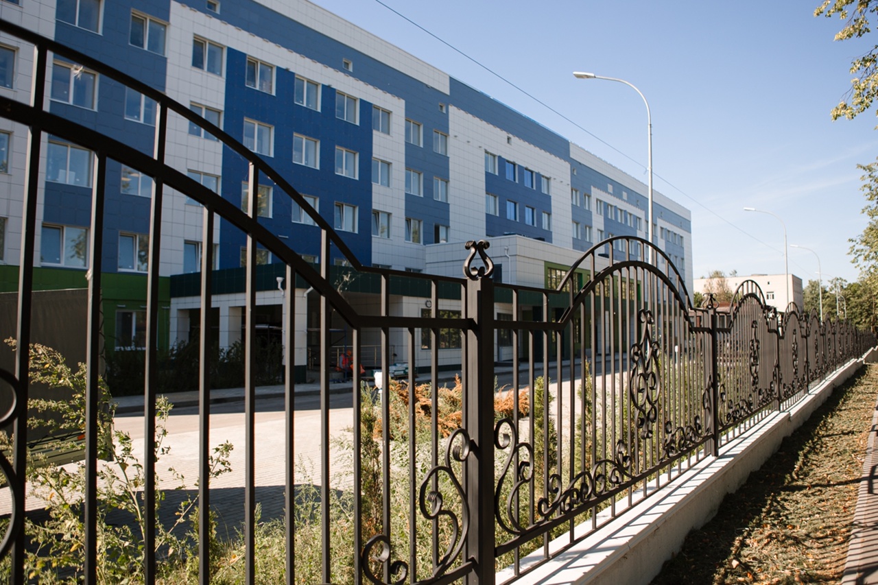 Появление второго аквапарка в регионе — хорошая новость, верно? Смущает только опыт с первым, строили его порядка 13 лет. И ведь таких объектов, которые не спешат вводить в эксплуатацию, полно. «Ключ-Медиа» решил вспомнить несколько самых ярких долгостроев: как новых, так и с историей.