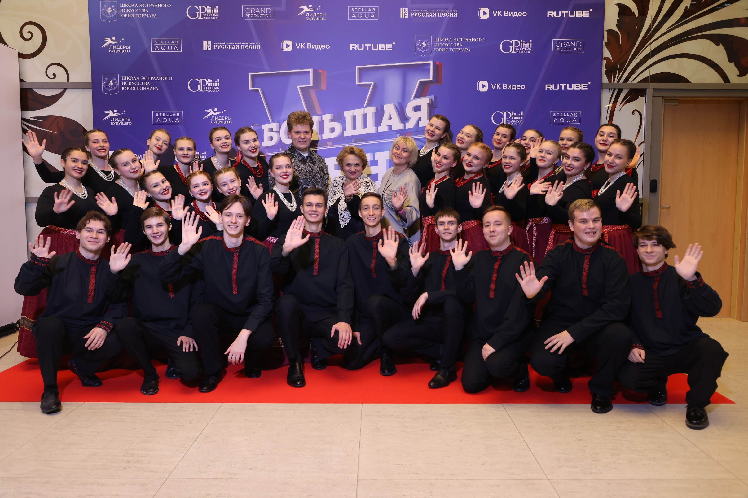 Владимирский «Хор русской песни», который в мае этого года покорил Сергея Лазарева, Филиппа Киркорова и сотню экспертов телешоу, выиграл Гран-при международного фестиваля «Большая сцена». Чем и заслужил теплые слова в свой адрес. В том числе из уст специального гостя, Надежды Бабкиной, которая назвала выступление ребят образцовым. Впереди у музыкантов Гранд-финал, который пройдет в Государственном Кремлевском дворце.