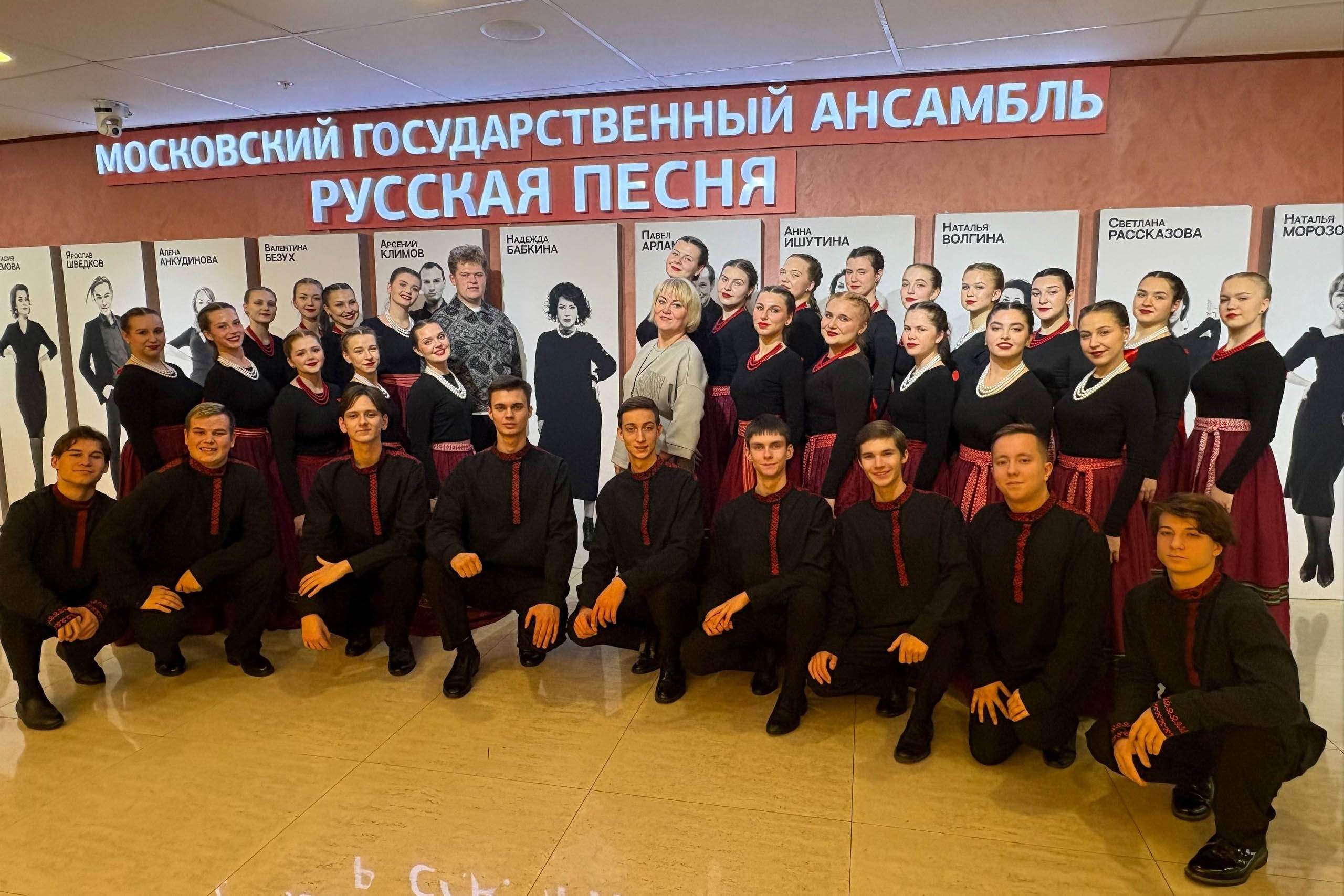 Владимирский «Хор русской песни», который в мае этого года покорил Сергея Лазарева, Филиппа Киркорова и сотню экспертов телешоу, выиграл Гран-при международного фестиваля «Большая сцена». Чем и заслужил теплые слова в свой адрес. В том числе из уст специального гостя, Надежды Бабкиной, которая назвала выступление ребят образцовым. Впереди у музыкантов Гранд-финал, который пройдет в Государственном Кремлевском дворце.