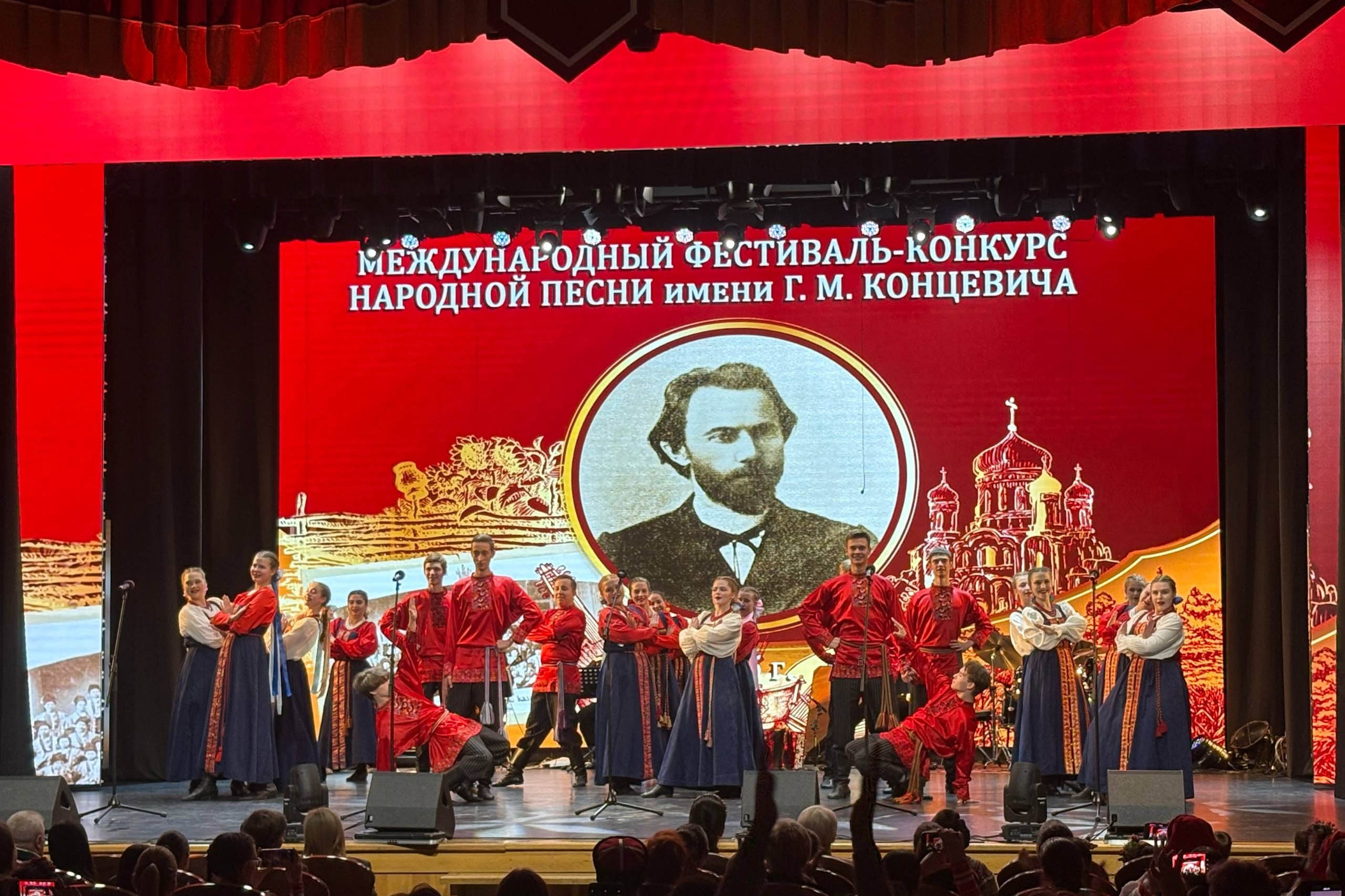 Владимирский «Хор русской песни», который в мае этого года покорил Сергея Лазарева, Филиппа Киркорова и сотню экспертов телешоу, выиграл Гран-при международного фестиваля «Большая сцена». Чем и заслужил теплые слова в свой адрес. В том числе из уст специального гостя, Надежды Бабкиной, которая назвала выступление ребят образцовым. Впереди у музыкантов Гранд-финал, который пройдет в Государственном Кремлевском дворце.