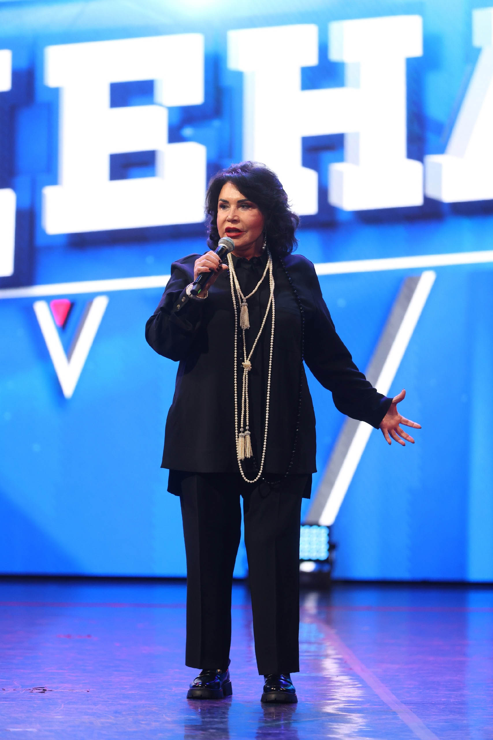 Владимирский «Хор русской песни», который в мае этого года покорил Сергея Лазарева, Филиппа Киркорова и сотню экспертов телешоу, выиграл Гран-при международного фестиваля «Большая сцена». Чем и заслужил теплые слова в свой адрес. В том числе из уст специального гостя, Надежды Бабкиной, которая назвала выступление ребят образцовым. Впереди у музыкантов Гранд-финал, который пройдет в Государственном Кремлевском дворце.