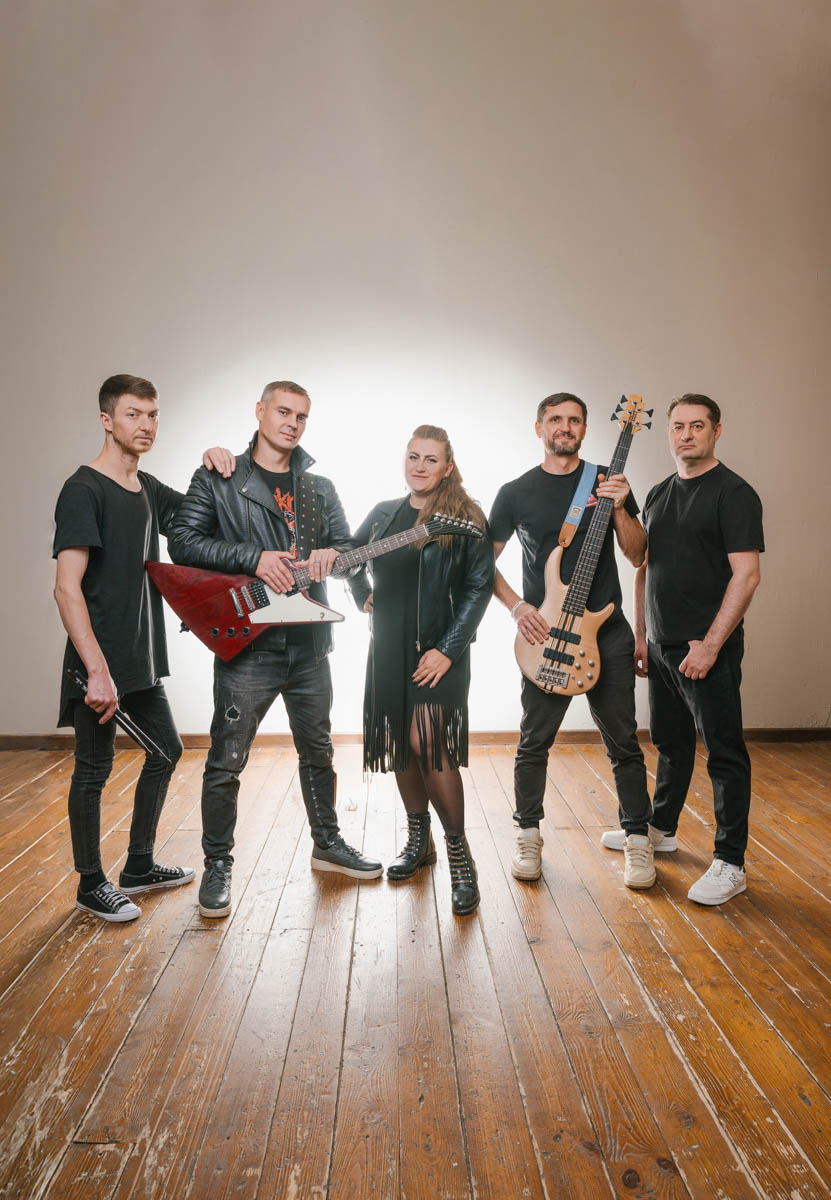 В ноябре Владимир станет настоящей музыкальной столицей! Эдуард Хуснутдинов представит свои легендарные хиты в теплой, почти домашней атмосфере. Алексей Петрухин и группа «Губерния» исполнят любимые песни и новые композиции, сочетая драйв рок-н-ролла и душевность шансона. А Distemper докажут, почему они эталон ска-панка в России. Выбираем, чем раскрасить ноябрь!