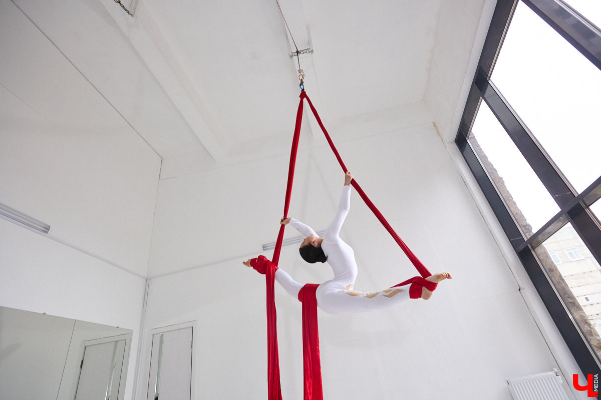 В тренировочном зале они будто обретают крылья, а их гибкости позавидуют кошки. Речь о воздушных гимнастках, которым покорны как шелковые полотна, так и тяжелые кольца под потолком. Неудивительно, что зрелищный спорт активно набирает популярность! «Ключ-Медиа» решил узнать, каково это, сиять на высоте перед многочисленной аудиторией, и сложно ли побороть страх высоты? Для этого мы посетили одну из тренировок владимирских профи.