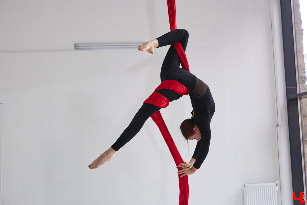 В тренировочном зале они будто обретают крылья, а их гибкости позавидуют кошки. Речь о воздушных гимнастках, которым покорны как шелковые полотна, так и тяжелые кольца под потолком. Неудивительно, что зрелищный спорт активно набирает популярность! «Ключ-Медиа» решил узнать, каково это, сиять на высоте перед многочисленной аудиторией, и сложно ли побороть страх высоты? Для этого мы посетили одну из тренировок владимирских профи.