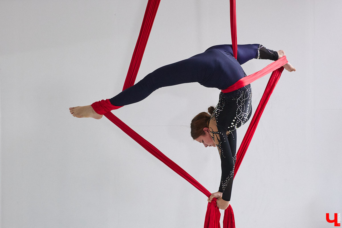 В тренировочном зале они будто обретают крылья, а их гибкости позавидуют кошки. Речь о воздушных гимнастках, которым покорны как шелковые полотна, так и тяжелые кольца под потолком. Неудивительно, что зрелищный спорт активно набирает популярность! «Ключ-Медиа» решил узнать, каково это, сиять на высоте перед многочисленной аудиторией, и сложно ли побороть страх высоты? Для этого мы посетили одну из тренировок владимирских профи.