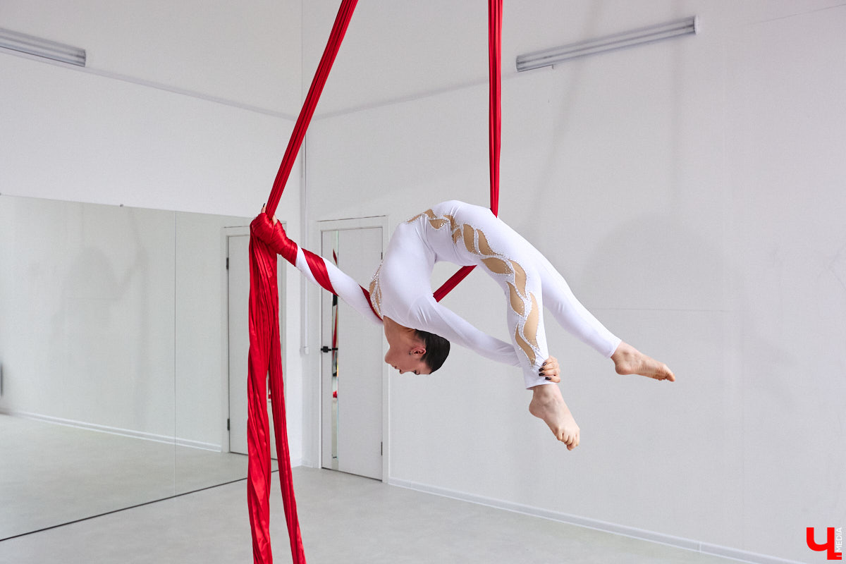 В тренировочном зале они будто обретают крылья, а их гибкости позавидуют кошки. Речь о воздушных гимнастках, которым покорны как шелковые полотна, так и тяжелые кольца под потолком. Неудивительно, что зрелищный спорт активно набирает популярность! «Ключ-Медиа» решил узнать, каково это, сиять на высоте перед многочисленной аудиторией, и сложно ли побороть страх высоты? Для этого мы посетили одну из тренировок владимирских профи.