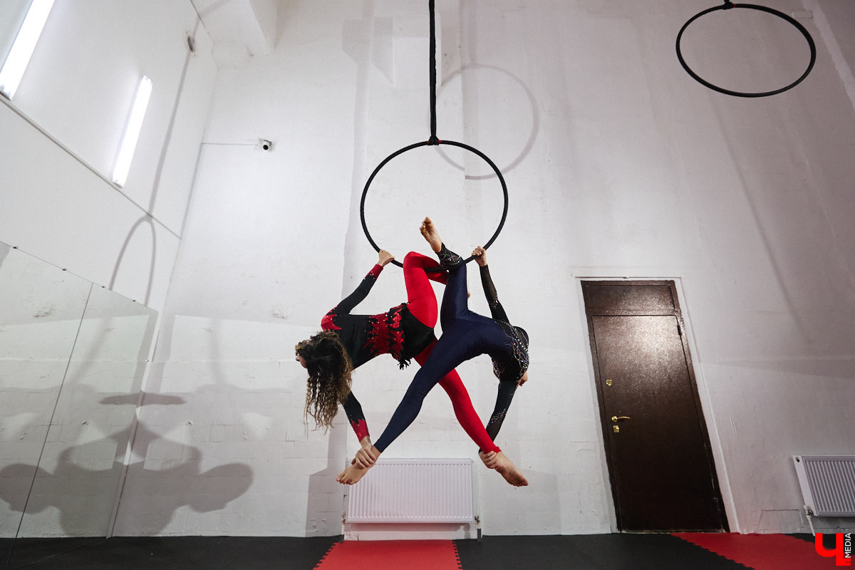 В тренировочном зале они будто обретают крылья, а их гибкости позавидуют кошки. Речь о воздушных гимнастках, которым покорны как шелковые полотна, так и тяжелые кольца под потолком. Неудивительно, что зрелищный спорт активно набирает популярность! «Ключ-Медиа» решил узнать, каково это, сиять на высоте перед многочисленной аудиторией, и сложно ли побороть страх высоты? Для этого мы посетили одну из тренировок владимирских профи.