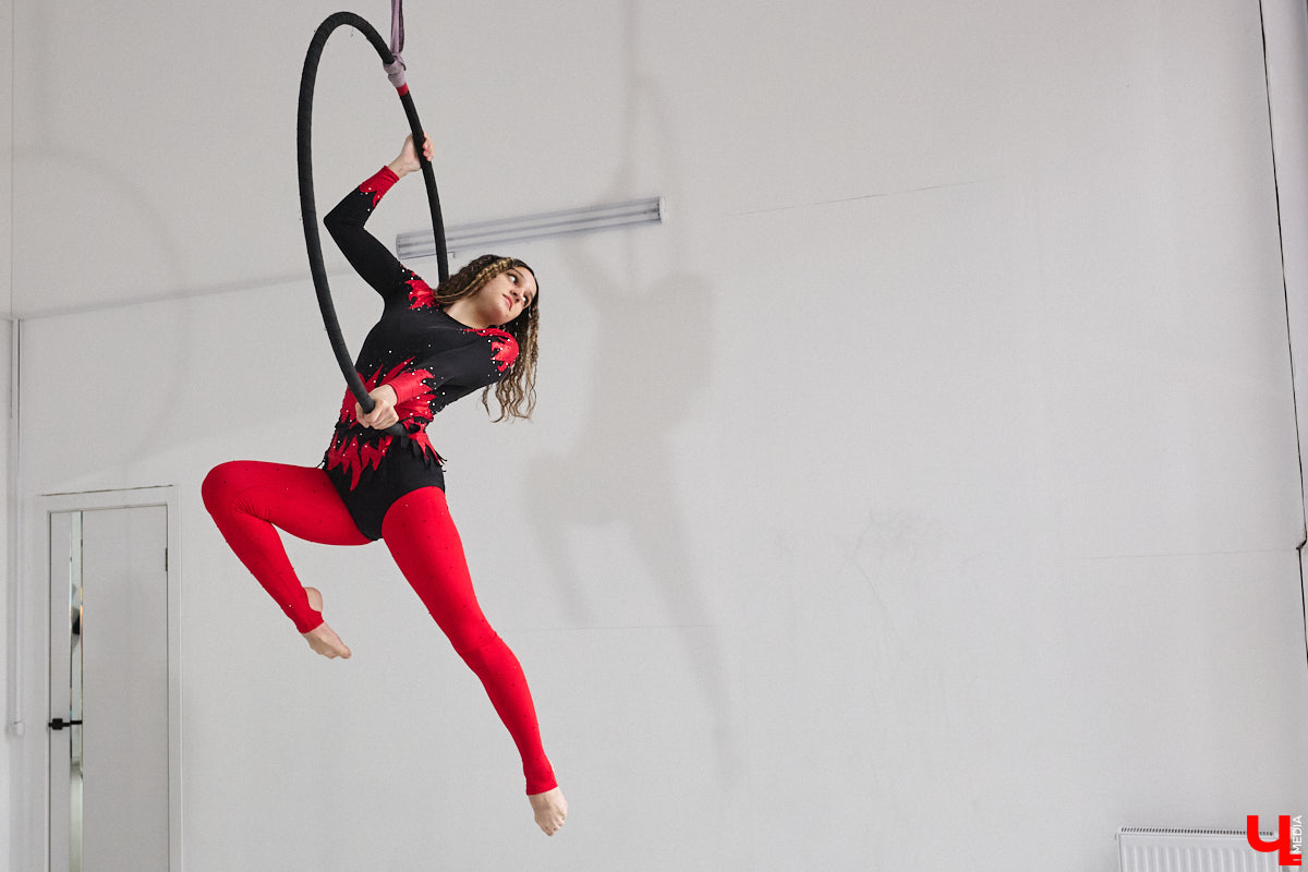 В тренировочном зале они будто обретают крылья, а их гибкости позавидуют кошки. Речь о воздушных гимнастках, которым покорны как шелковые полотна, так и тяжелые кольца под потолком. Неудивительно, что зрелищный спорт активно набирает популярность! «Ключ-Медиа» решил узнать, каково это, сиять на высоте перед многочисленной аудиторией, и сложно ли побороть страх высоты? Для этого мы посетили одну из тренировок владимирских профи.