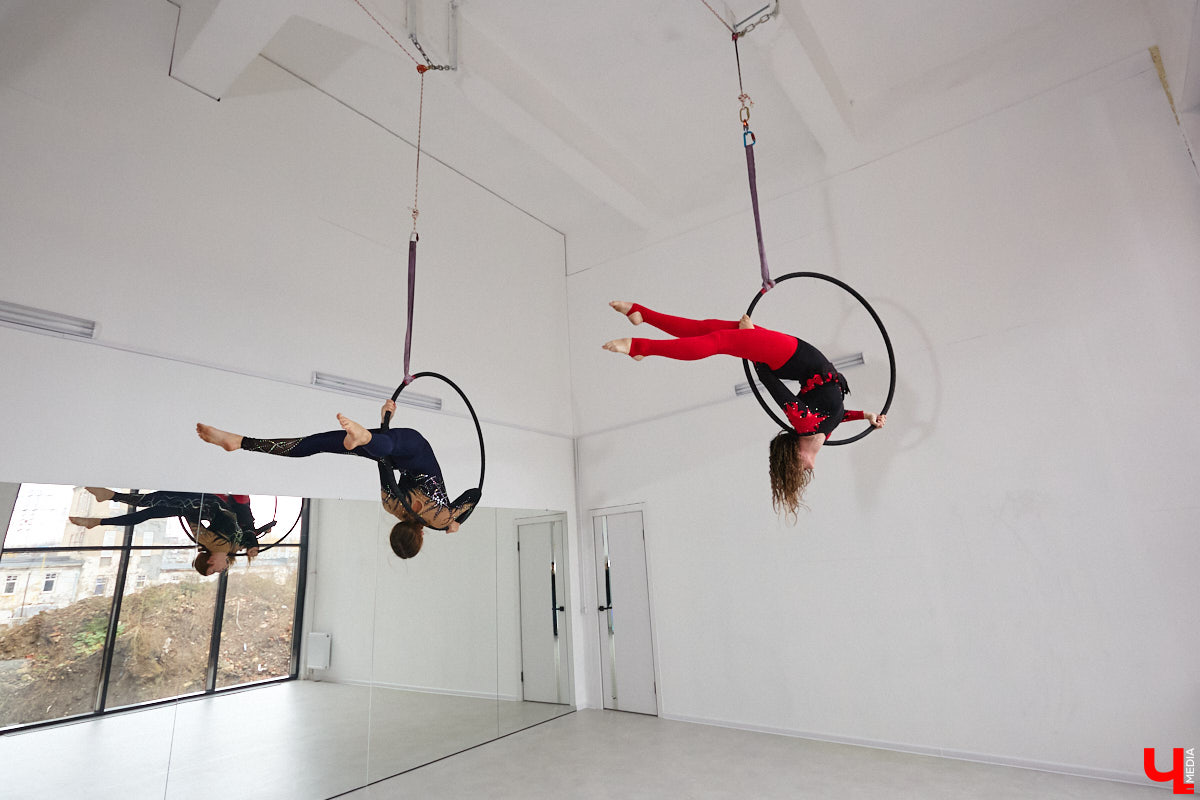 В тренировочном зале они будто обретают крылья, а их гибкости позавидуют кошки. Речь о воздушных гимнастках, которым покорны как шелковые полотна, так и тяжелые кольца под потолком. Неудивительно, что зрелищный спорт активно набирает популярность! «Ключ-Медиа» решил узнать, каково это, сиять на высоте перед многочисленной аудиторией, и сложно ли побороть страх высоты? Для этого мы посетили одну из тренировок владимирских профи.