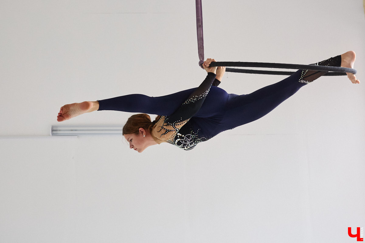 В тренировочном зале они будто обретают крылья, а их гибкости позавидуют кошки. Речь о воздушных гимнастках, которым покорны как шелковые полотна, так и тяжелые кольца под потолком. Неудивительно, что зрелищный спорт активно набирает популярность! «Ключ-Медиа» решил узнать, каково это, сиять на высоте перед многочисленной аудиторией, и сложно ли побороть страх высоты? Для этого мы посетили одну из тренировок владимирских профи.