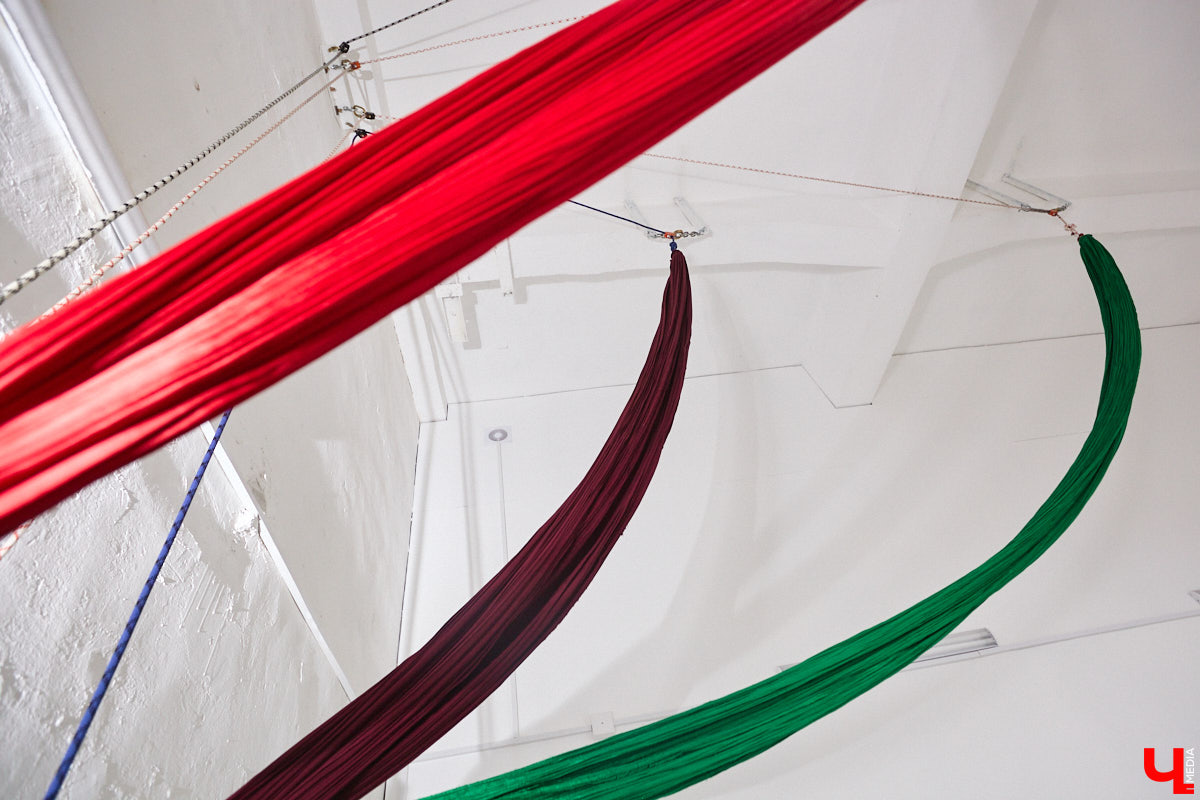 В тренировочном зале они будто обретают крылья, а их гибкости позавидуют кошки. Речь о воздушных гимнастках, которым покорны как шелковые полотна, так и тяжелые кольца под потолком. Неудивительно, что зрелищный спорт активно набирает популярность! «Ключ-Медиа» решил узнать, каково это, сиять на высоте перед многочисленной аудиторией, и сложно ли побороть страх высоты? Для этого мы посетили одну из тренировок владимирских профи.