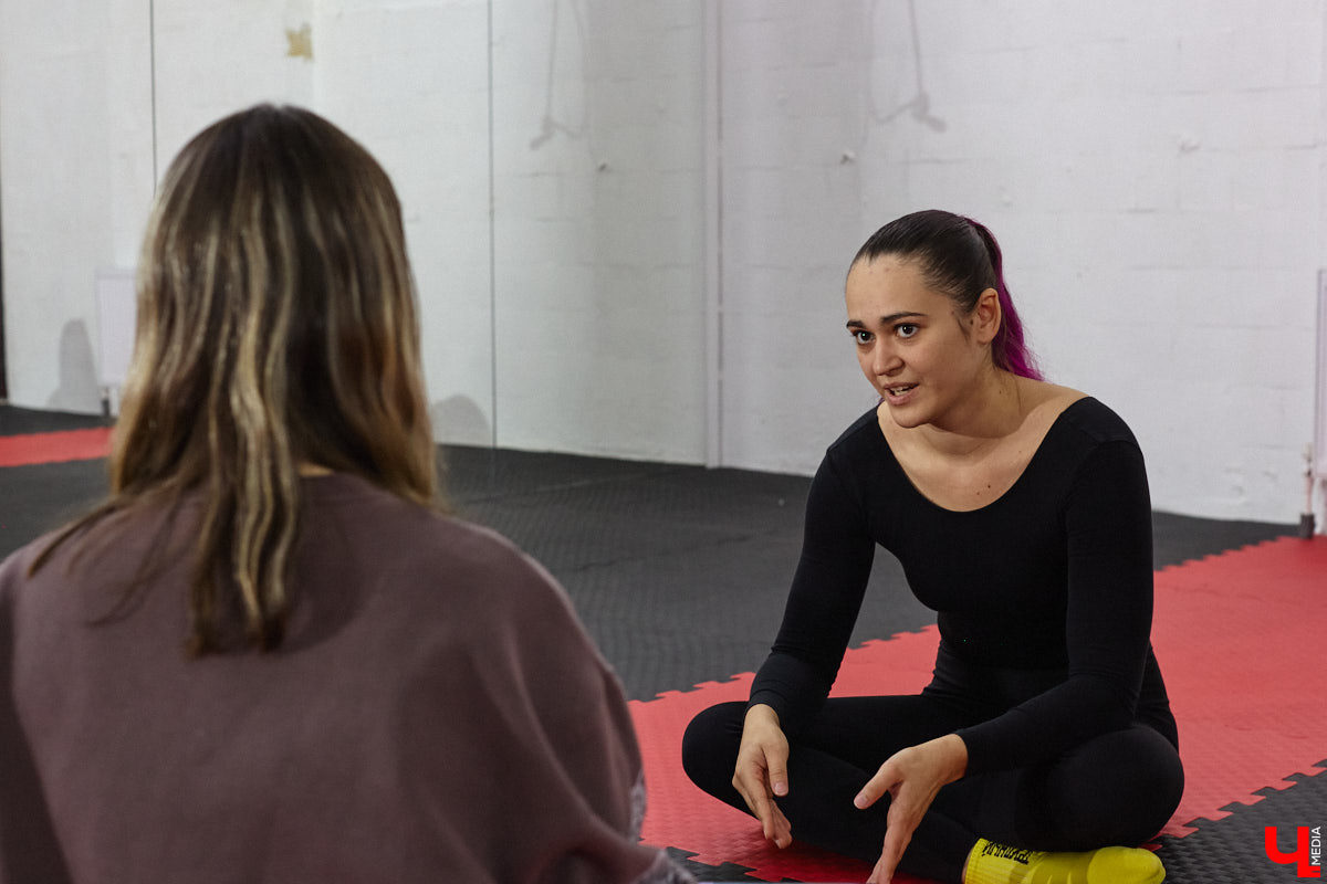 В тренировочном зале они будто обретают крылья, а их гибкости позавидуют кошки. Речь о воздушных гимнастках, которым покорны как шелковые полотна, так и тяжелые кольца под потолком. Неудивительно, что зрелищный спорт активно набирает популярность! «Ключ-Медиа» решил узнать, каково это, сиять на высоте перед многочисленной аудиторией, и сложно ли побороть страх высоты? Для этого мы посетили одну из тренировок владимирских профи.