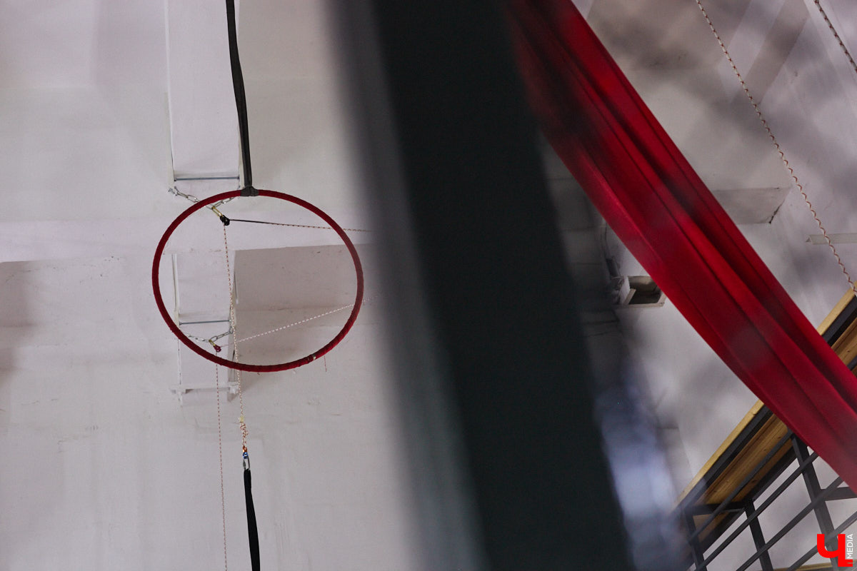 В тренировочном зале они будто обретают крылья, а их гибкости позавидуют кошки. Речь о воздушных гимнастках, которым покорны как шелковые полотна, так и тяжелые кольца под потолком. Неудивительно, что зрелищный спорт активно набирает популярность! «Ключ-Медиа» решил узнать, каково это, сиять на высоте перед многочисленной аудиторией, и сложно ли побороть страх высоты? Для этого мы посетили одну из тренировок владимирских профи.