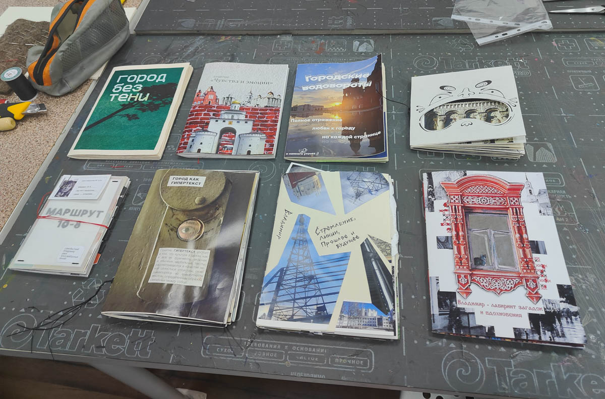 Несколько местных энтузиастов высказались о Владимире через тексты, коллажи и зарисовки. Их зины — небольшие самодельные журналы — были представлены на фестивале урбанистов в рамках своеобразной лаборатории. «Ключ-Медиа» пообщался с авторами и узнал, какие особенности окружающей среды они решили подчеркнуть.