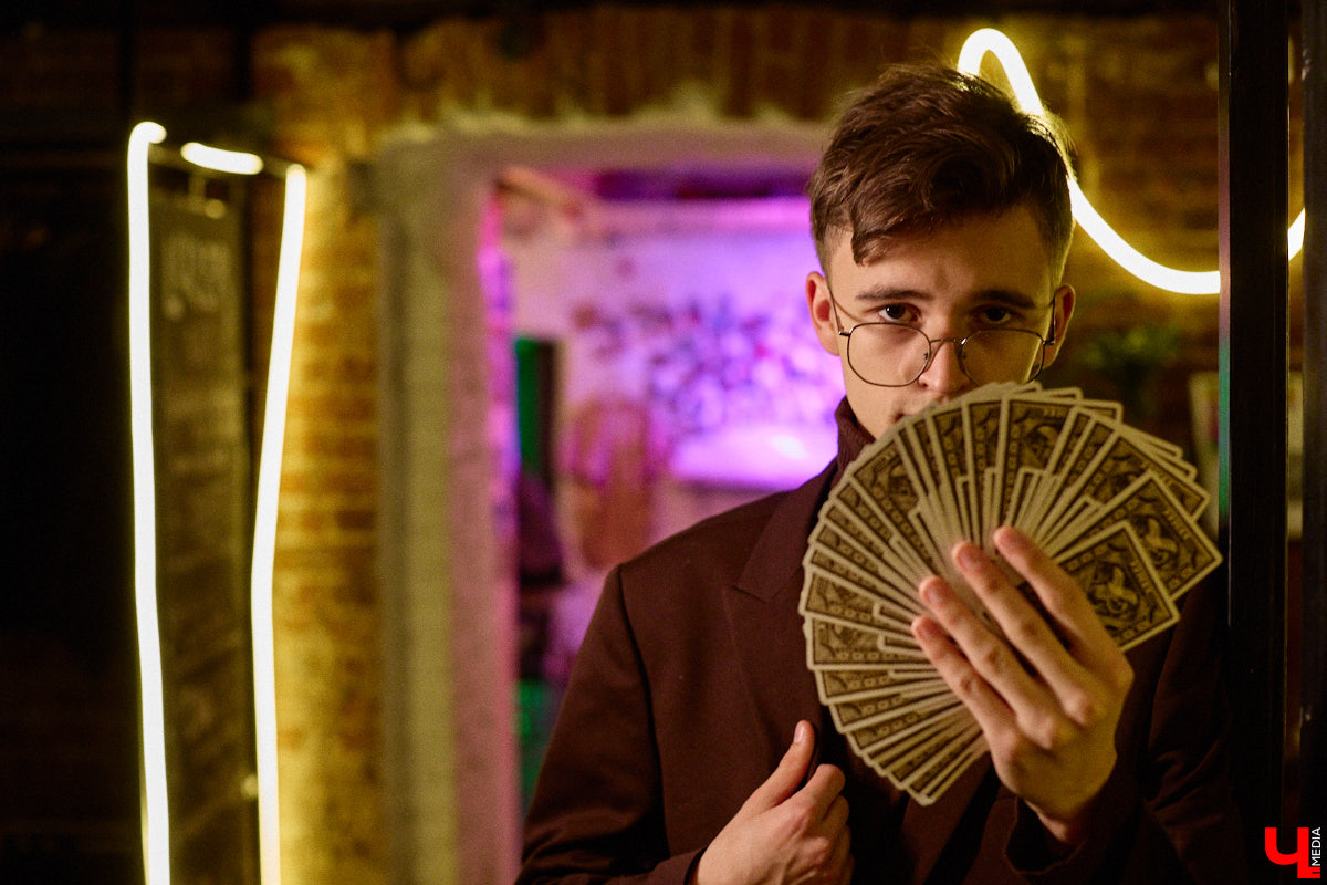 Фокусы способны вызвать искренний восторг даже у отъявленного скептика. Всё зависит от мастерства иллюзиониста. Наш герой, несмотря на юные годы, профессионально творит магию вне Хогвартса. «Ключ-Медиа» его трюков разгадать не смог, зато задал несколько неудобных вопросов.